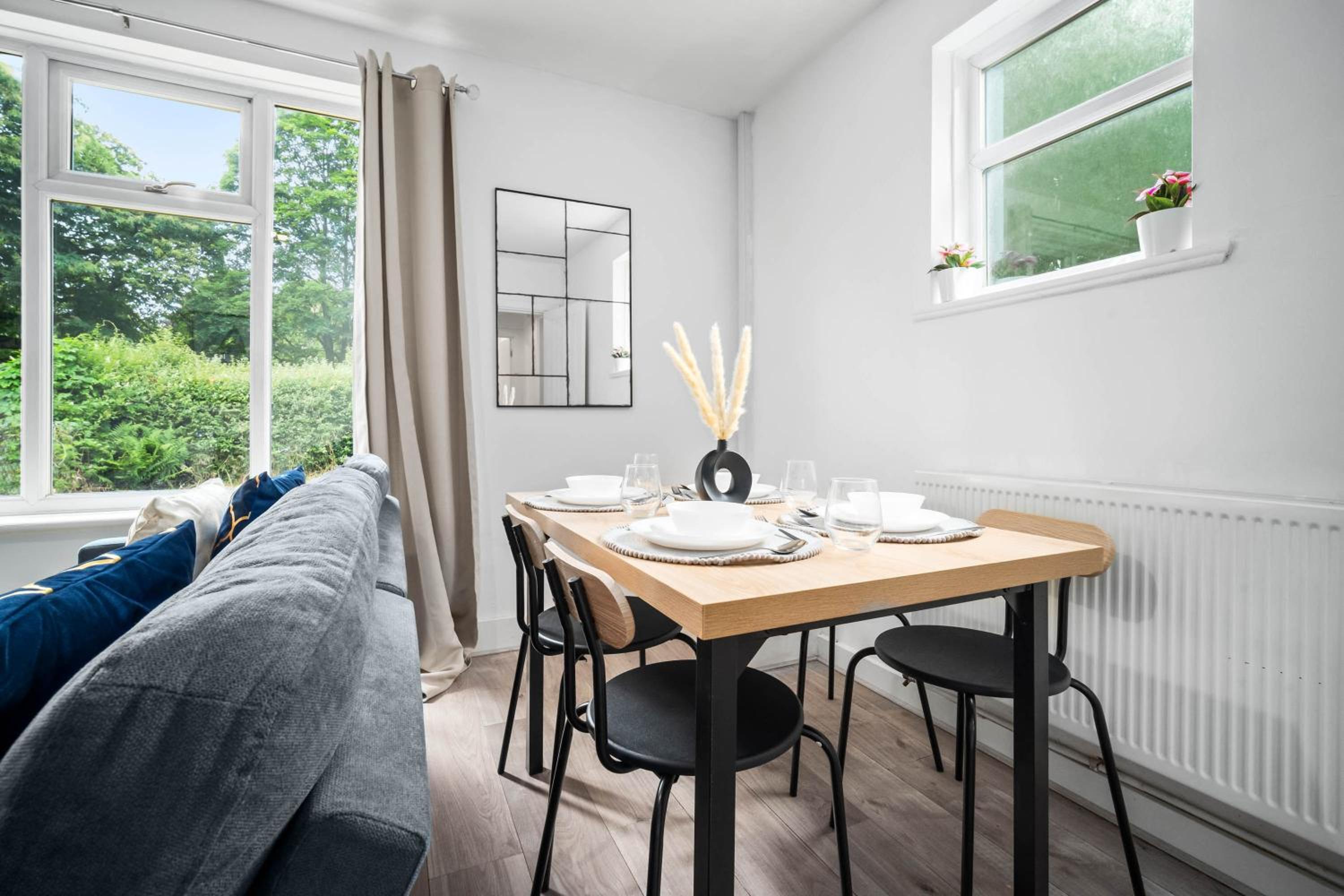 Three Bedroom House with Parking & Garden 215R view 4