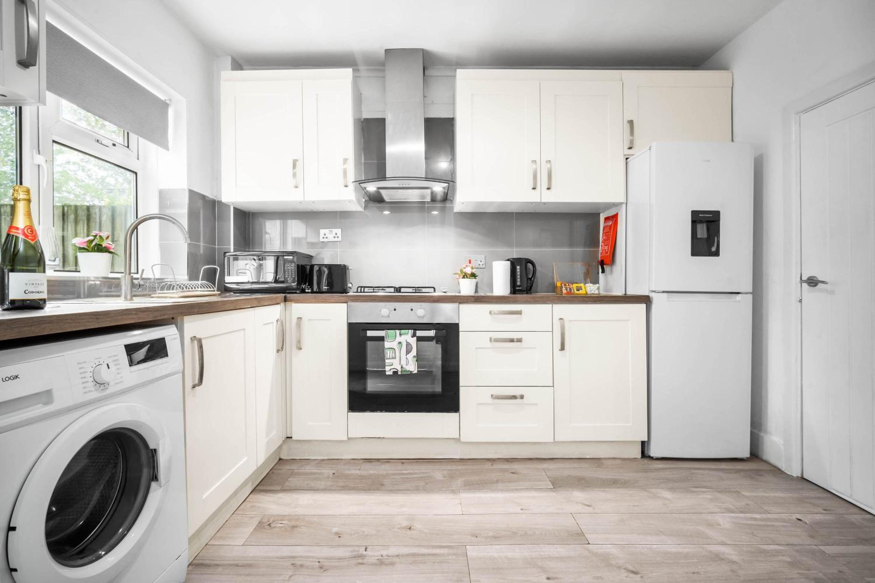 Three Bedroom House with Parking & Garden 215R view 5