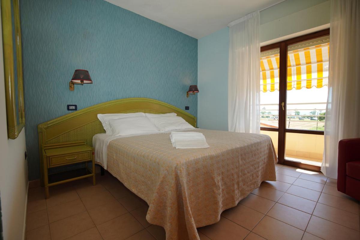 Hotel Rivadoro-Spiaggia ombrellone e lettini-Piscina-Parcheggio