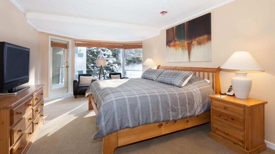 Woodrun Lodge 302 | Large Condo w/ Shared Heated Pool & Large Hot Tub