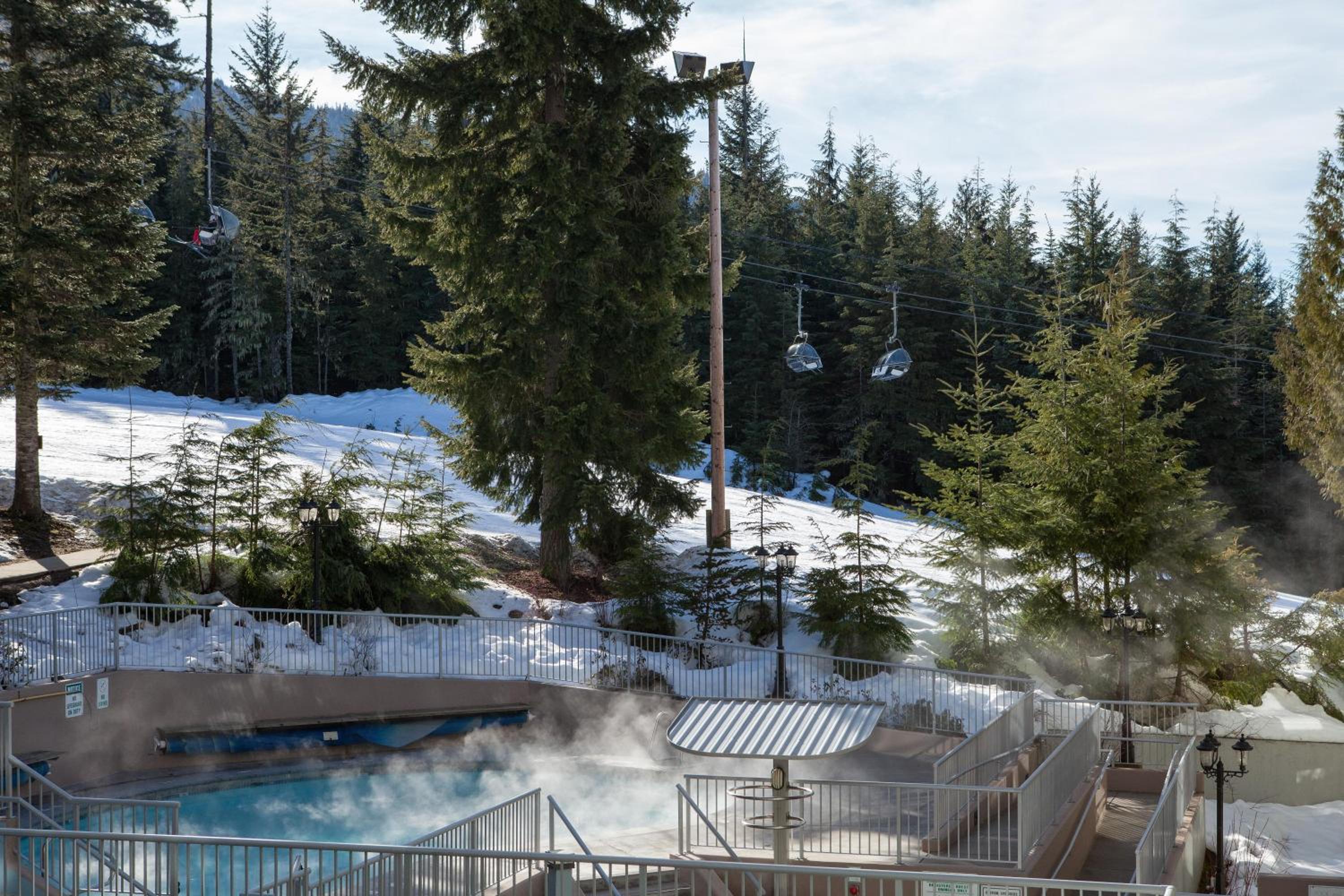 Woodrun Lodge 302 | Large Condo w/ Shared Heated Pool & Large Hot Tub