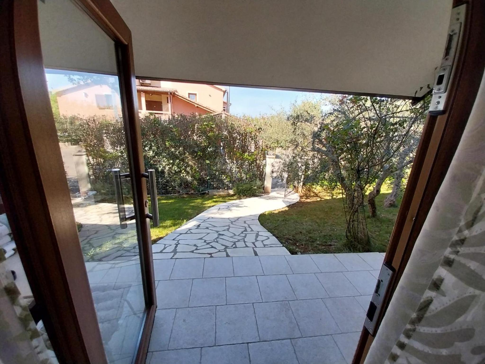 Studio-apartman Serenity with a pool and a grill