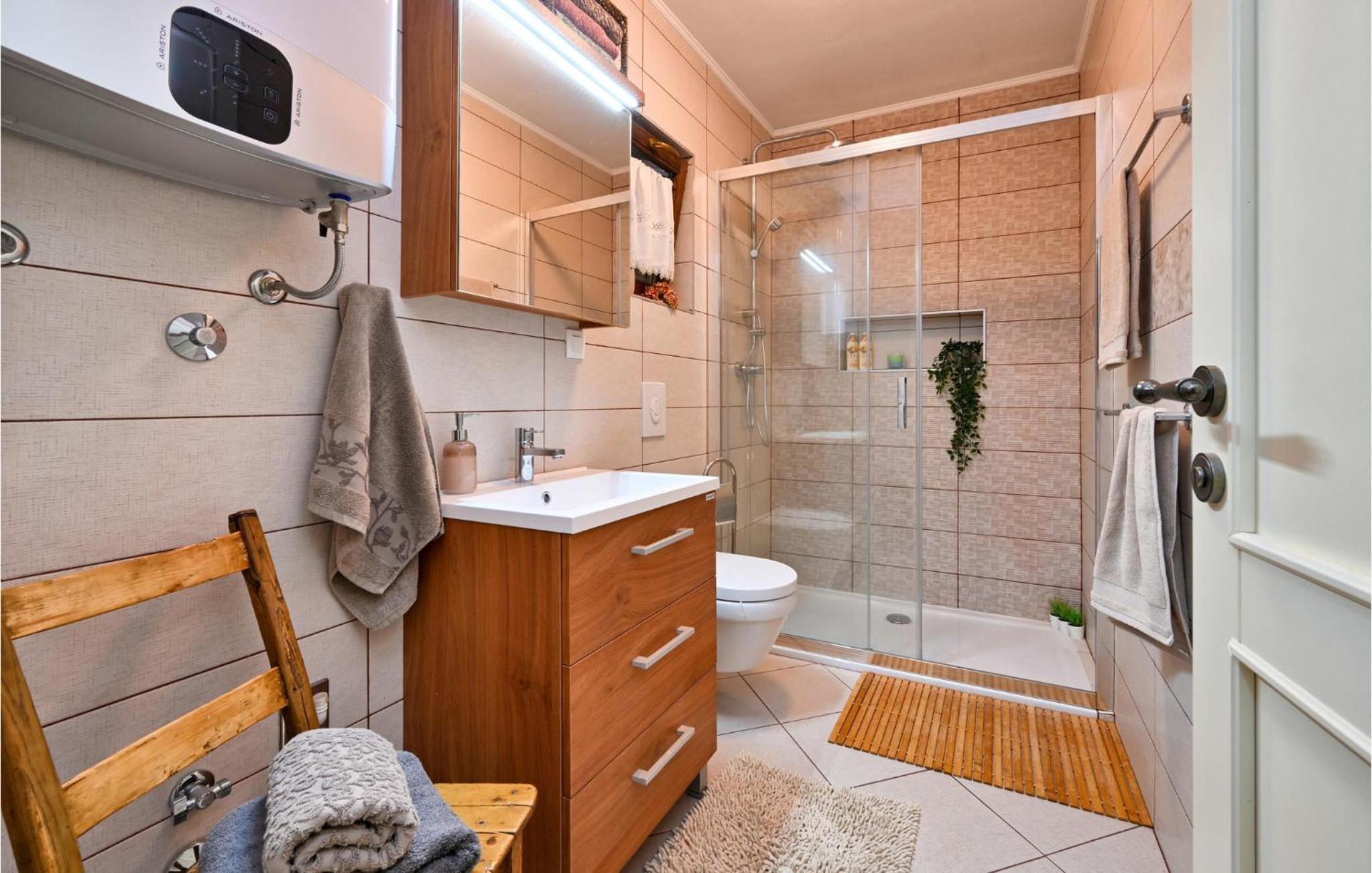 2 Bedroom Lovely Home In Ozalj
