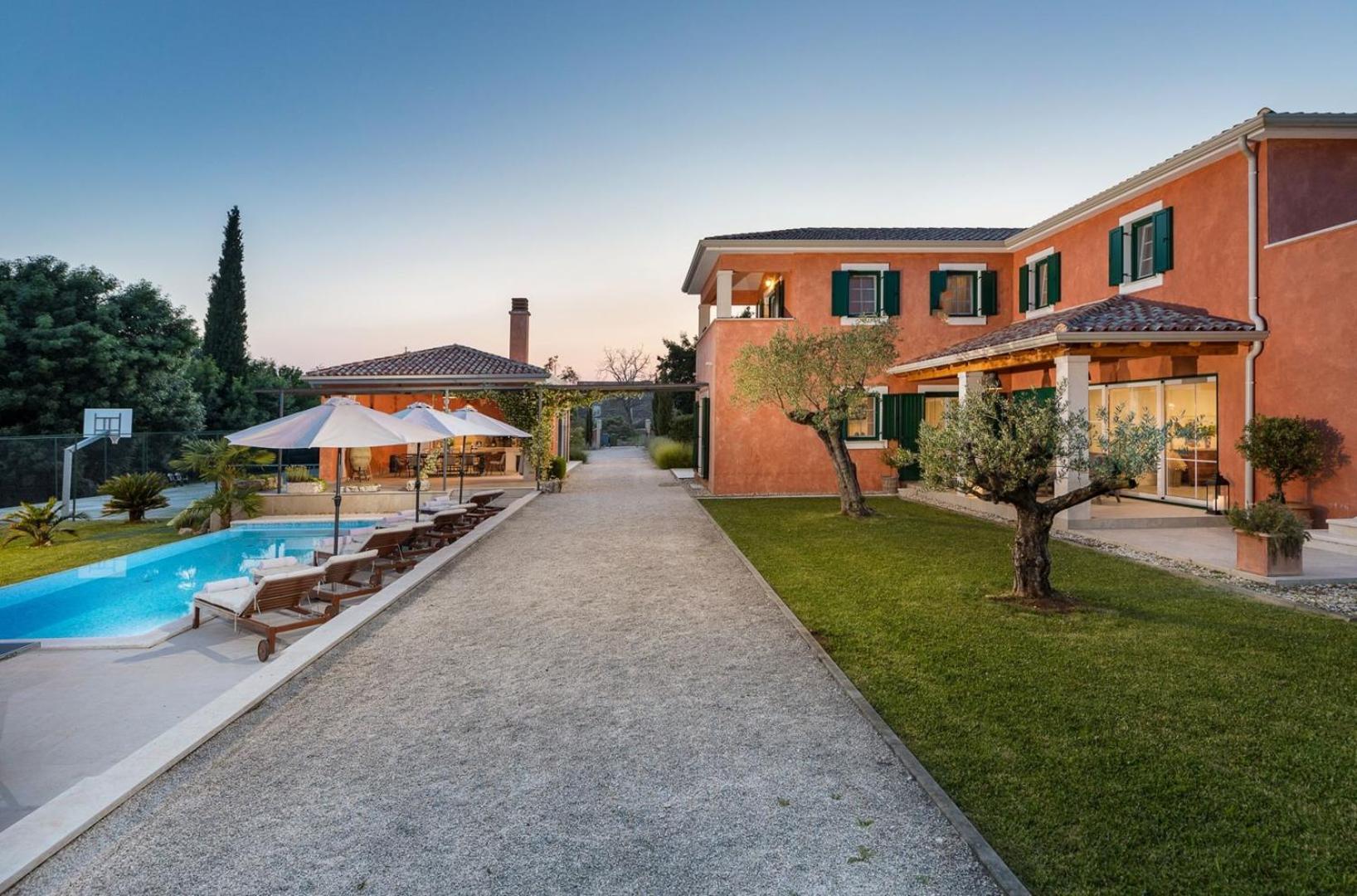 Villa Village by Villsy - with heated pool, spa, private tennis court, golf court, basketball court and playroom
