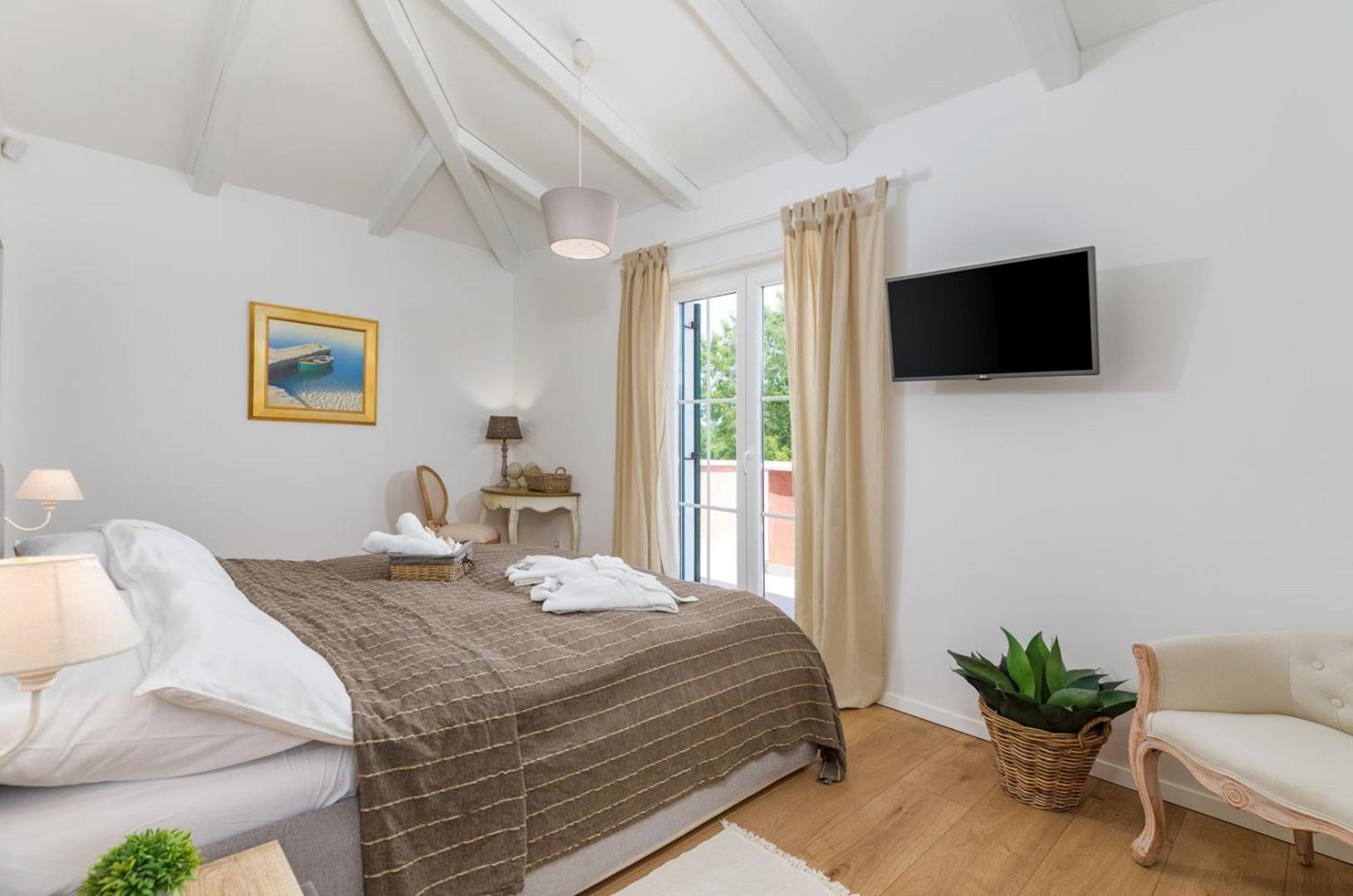 Villa Village by Villsy - with heated pool, spa, private tennis court, golf court, basketball court and playroom
