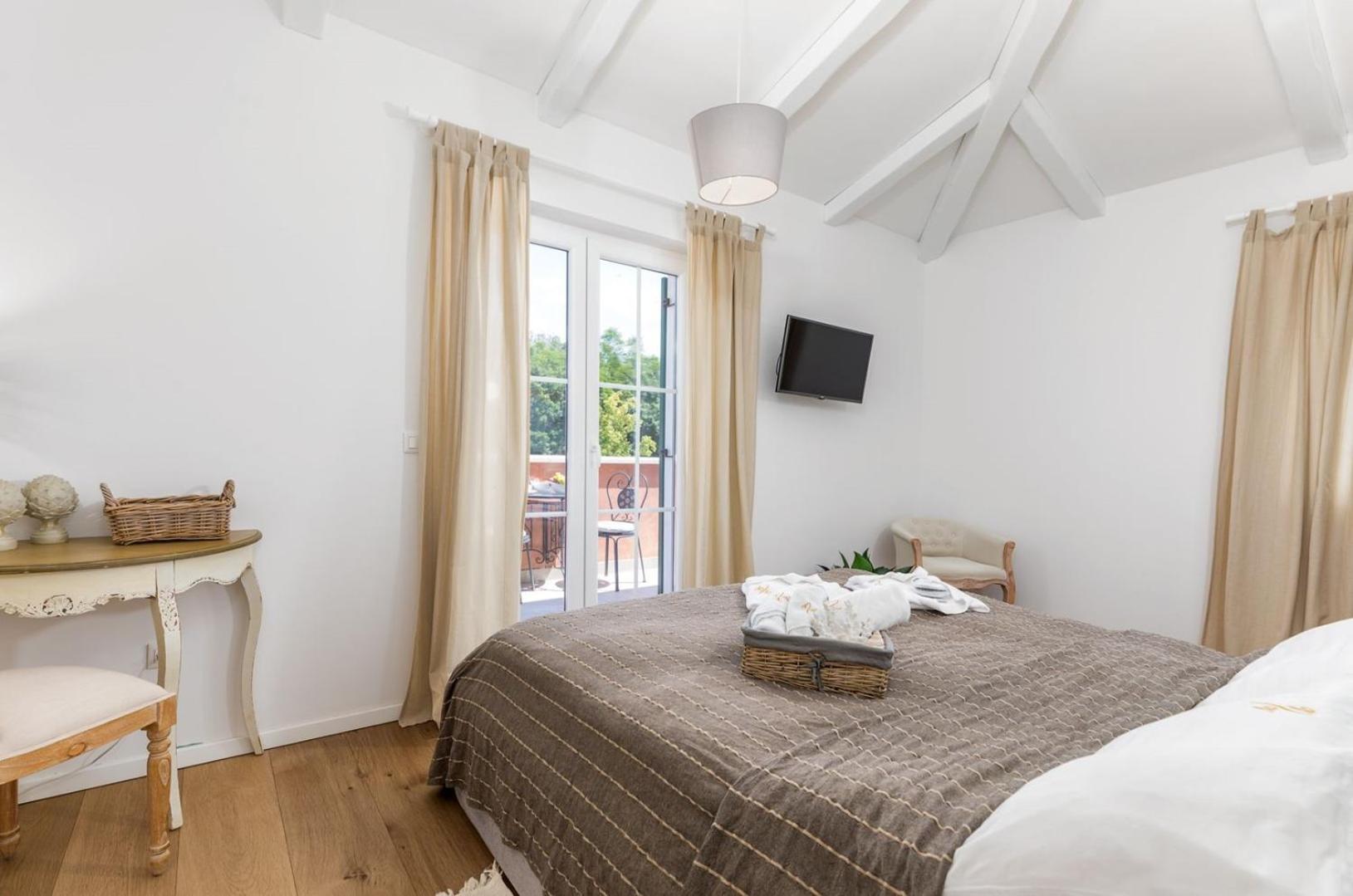 Villa Village by Villsy - with heated pool, spa, private tennis court, golf court, basketball court and playroom