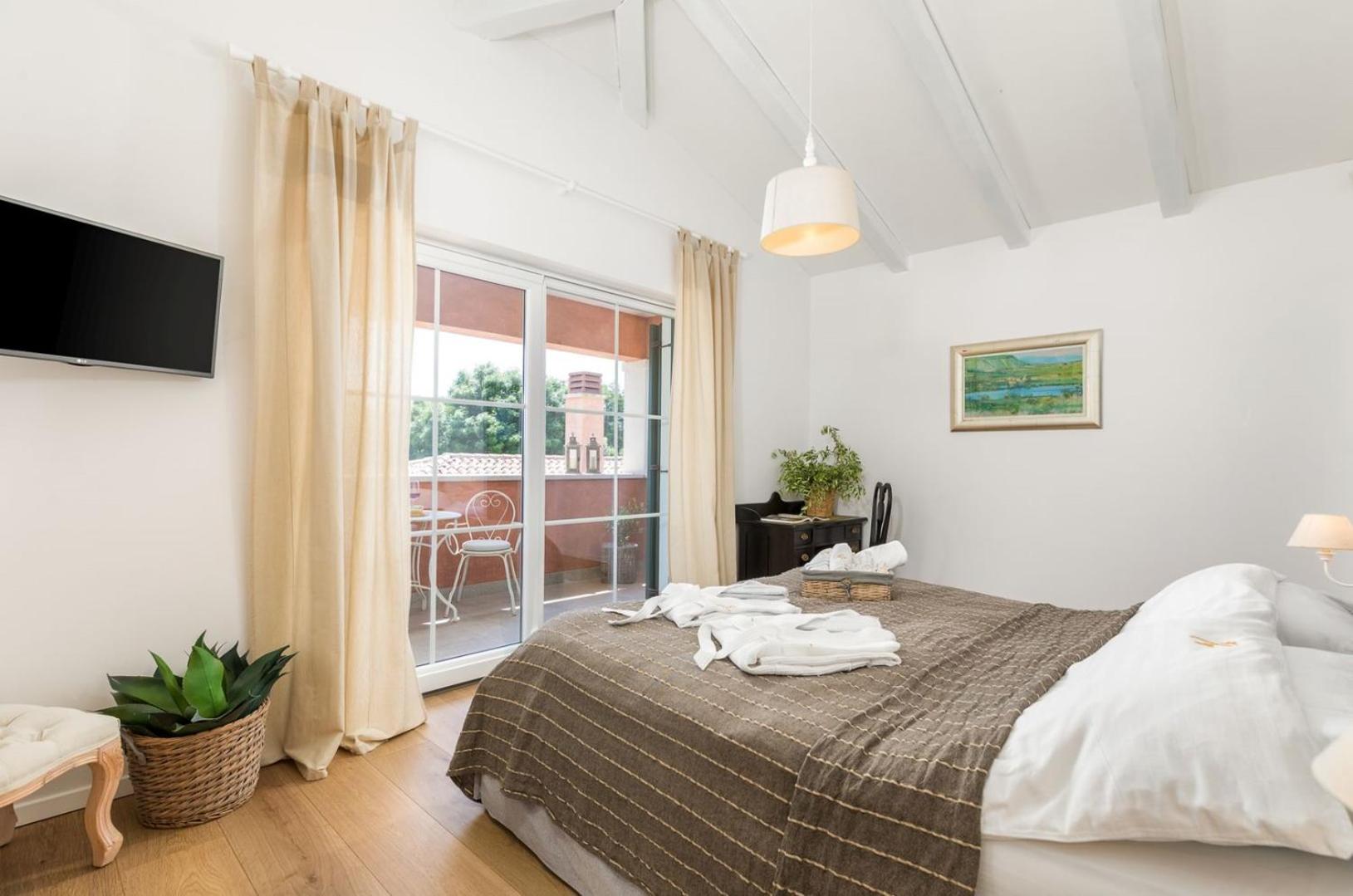 Villa Village by Villsy - with heated pool, spa, private tennis court, golf court, basketball court and playroom