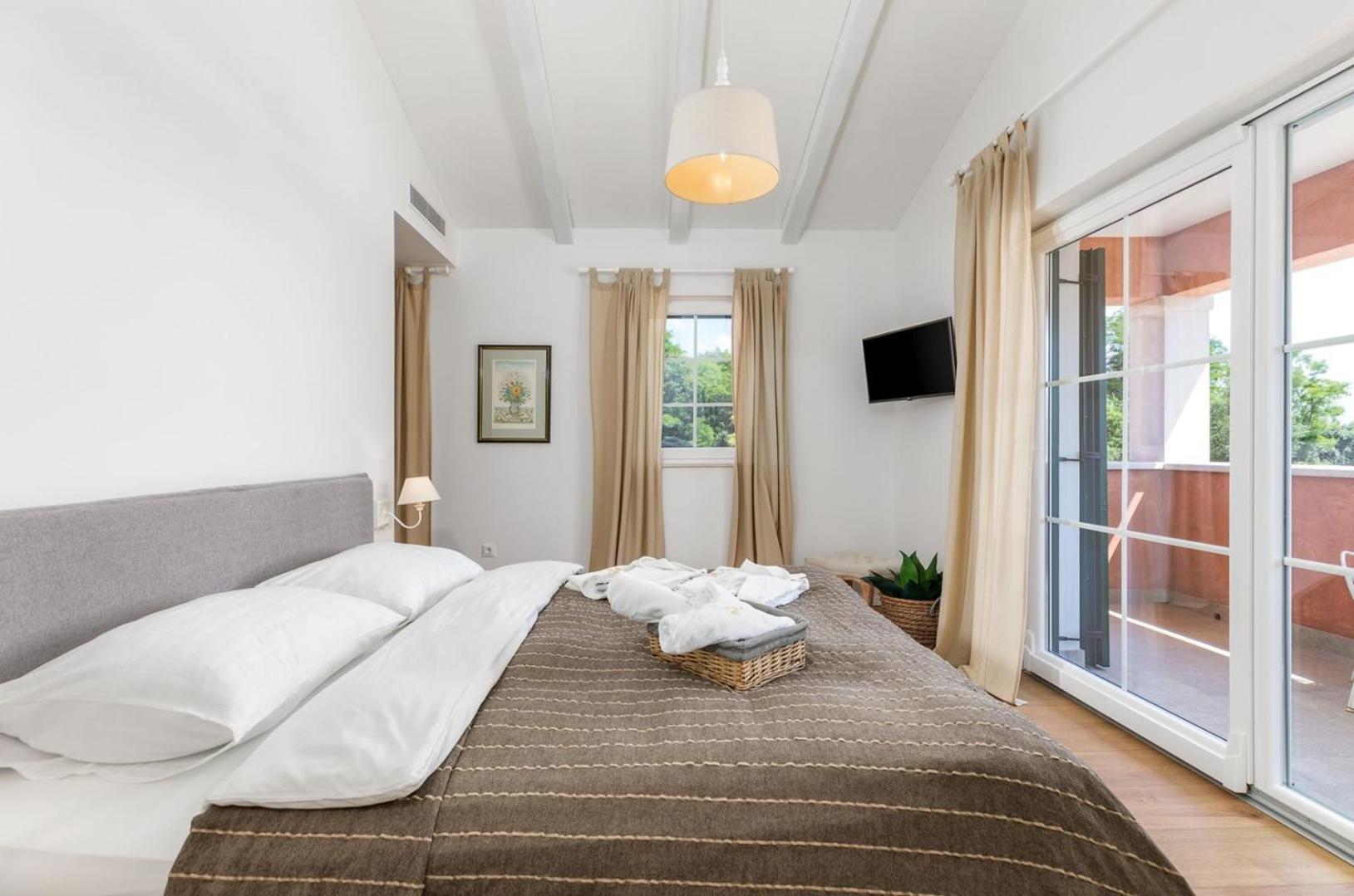 Villa Village by Villsy - with heated pool, spa, private tennis court, golf court, basketball court and playroom