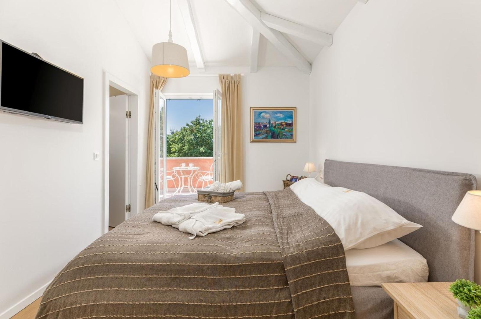 Villa Village by Villsy - with heated pool, spa, private tennis court, golf court, basketball court and playroom
