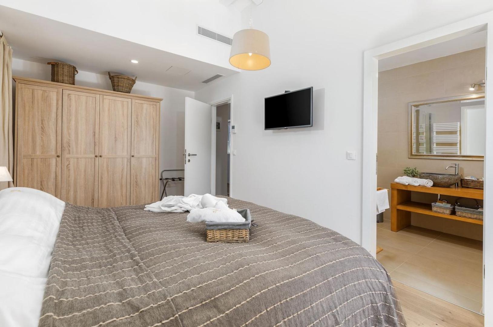 Villa Village by Villsy - with heated pool, spa, private tennis court, golf court, basketball court and playroom