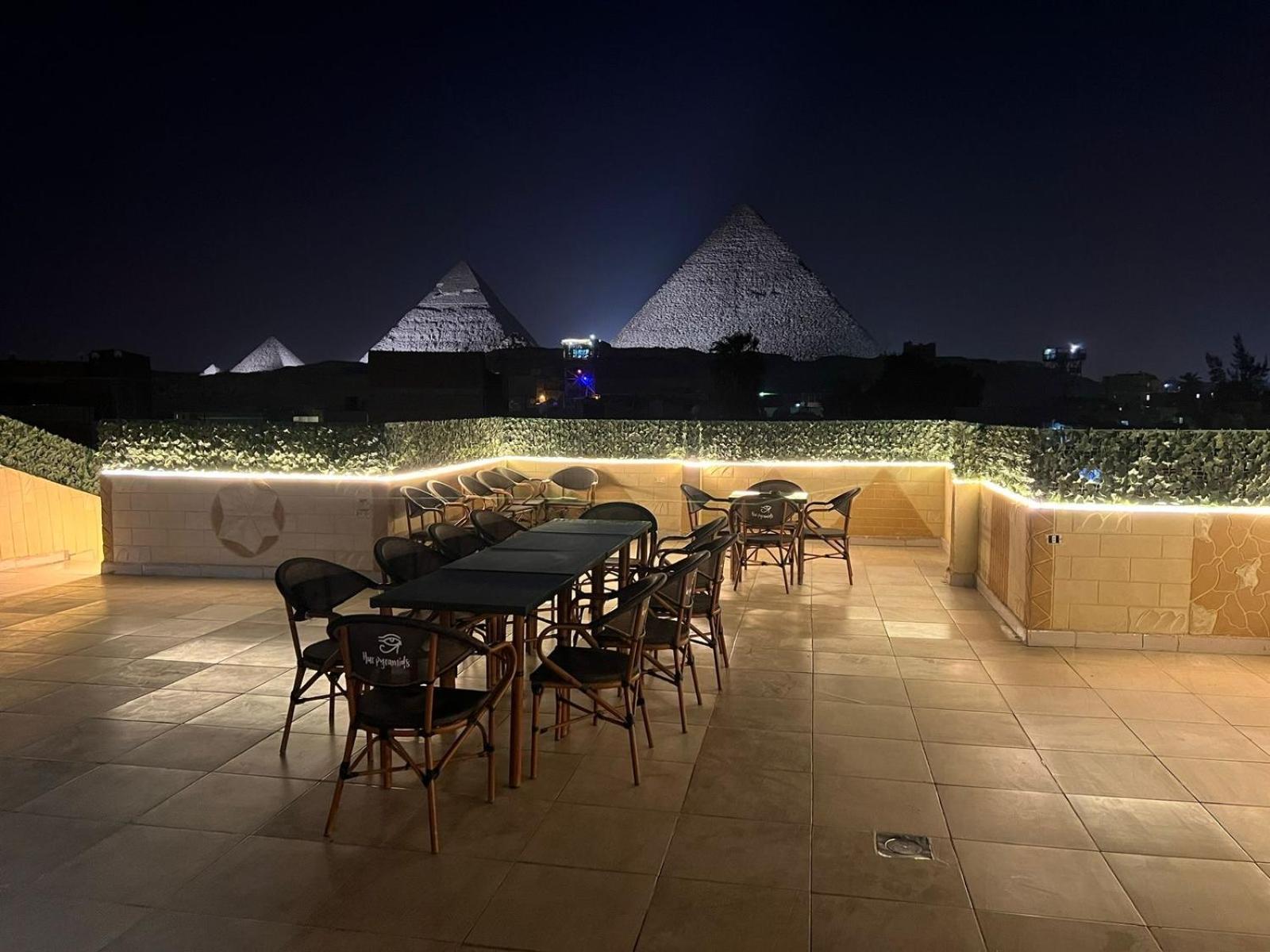 Hur Pyramids land inn