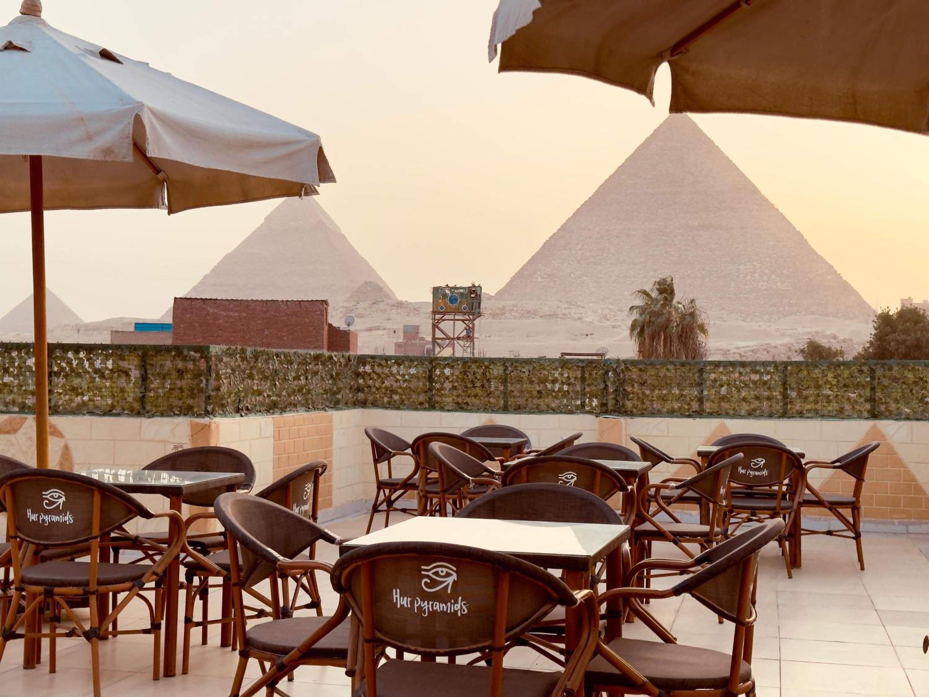 Hur Pyramids land inn
