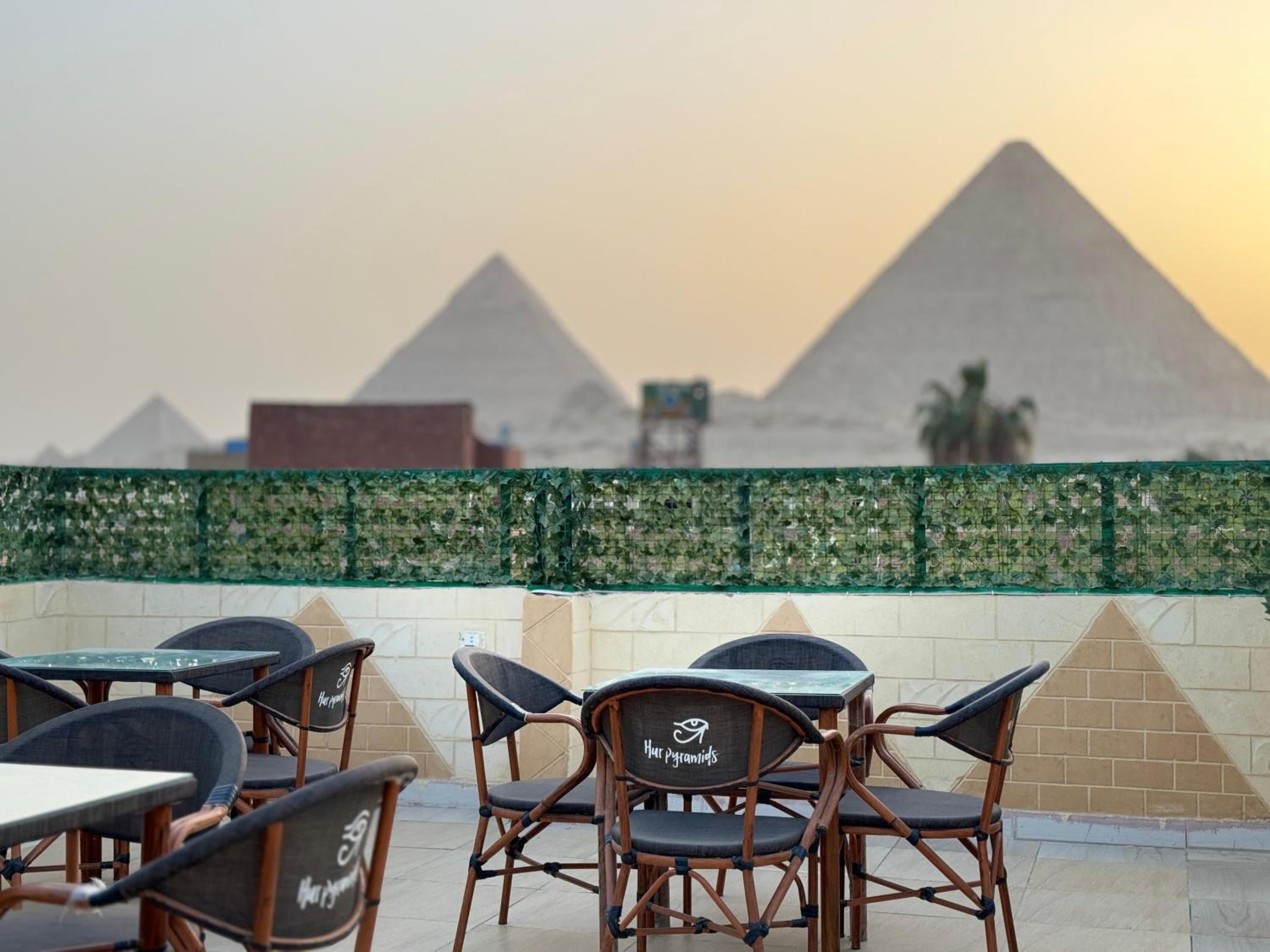 Hur Pyramids land inn