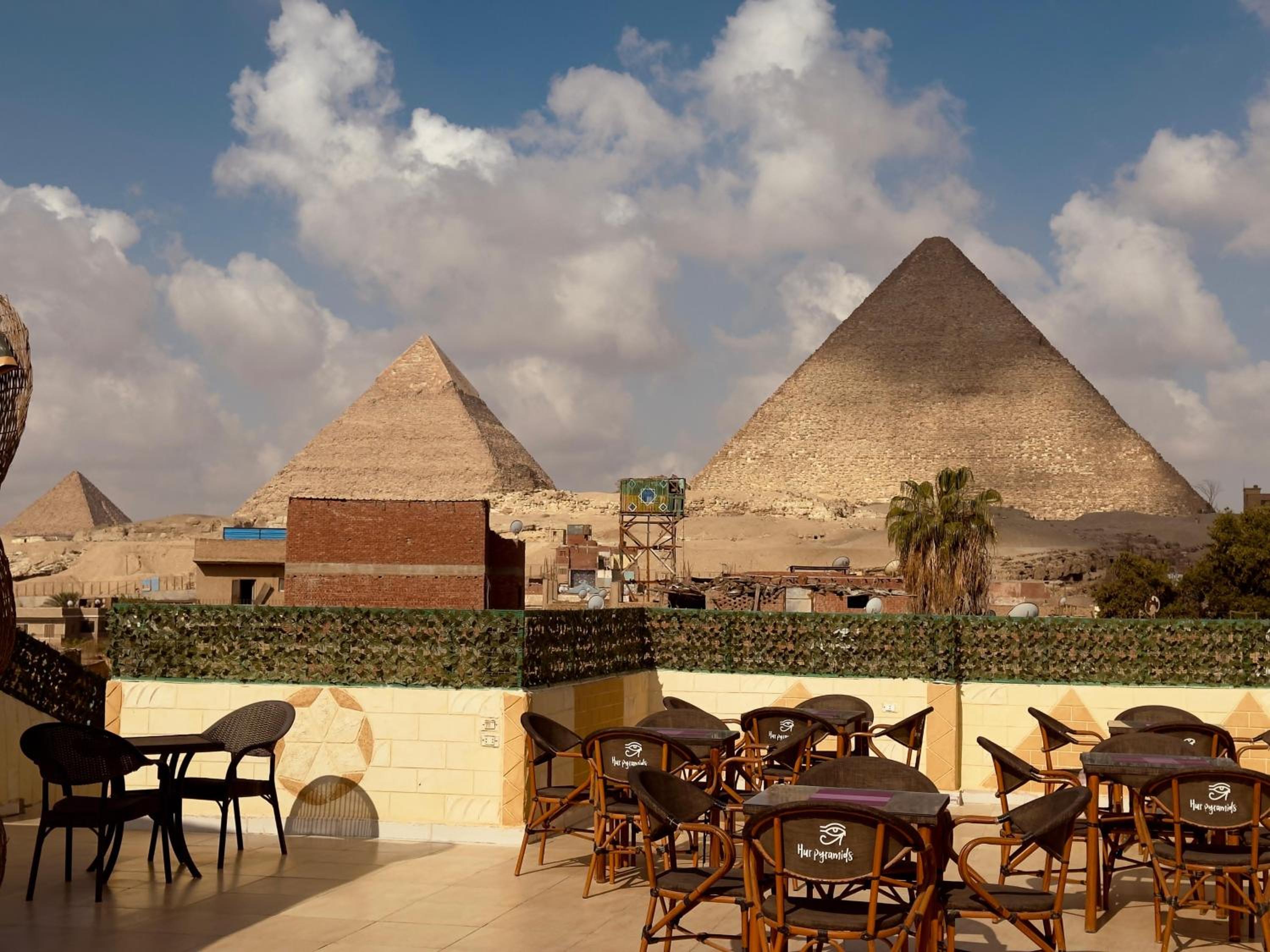 Hur Pyramids land inn
