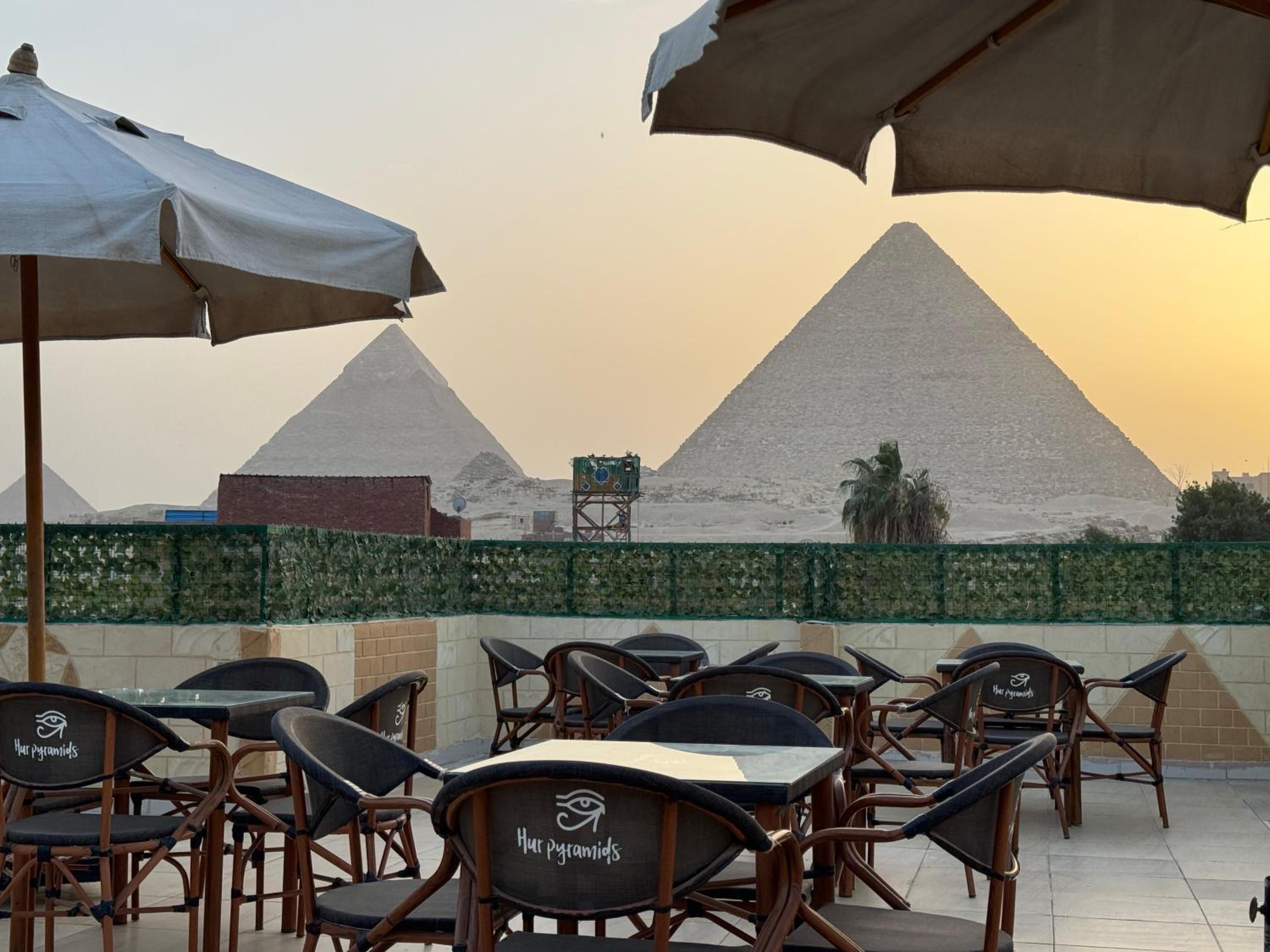 Hur Pyramids land inn