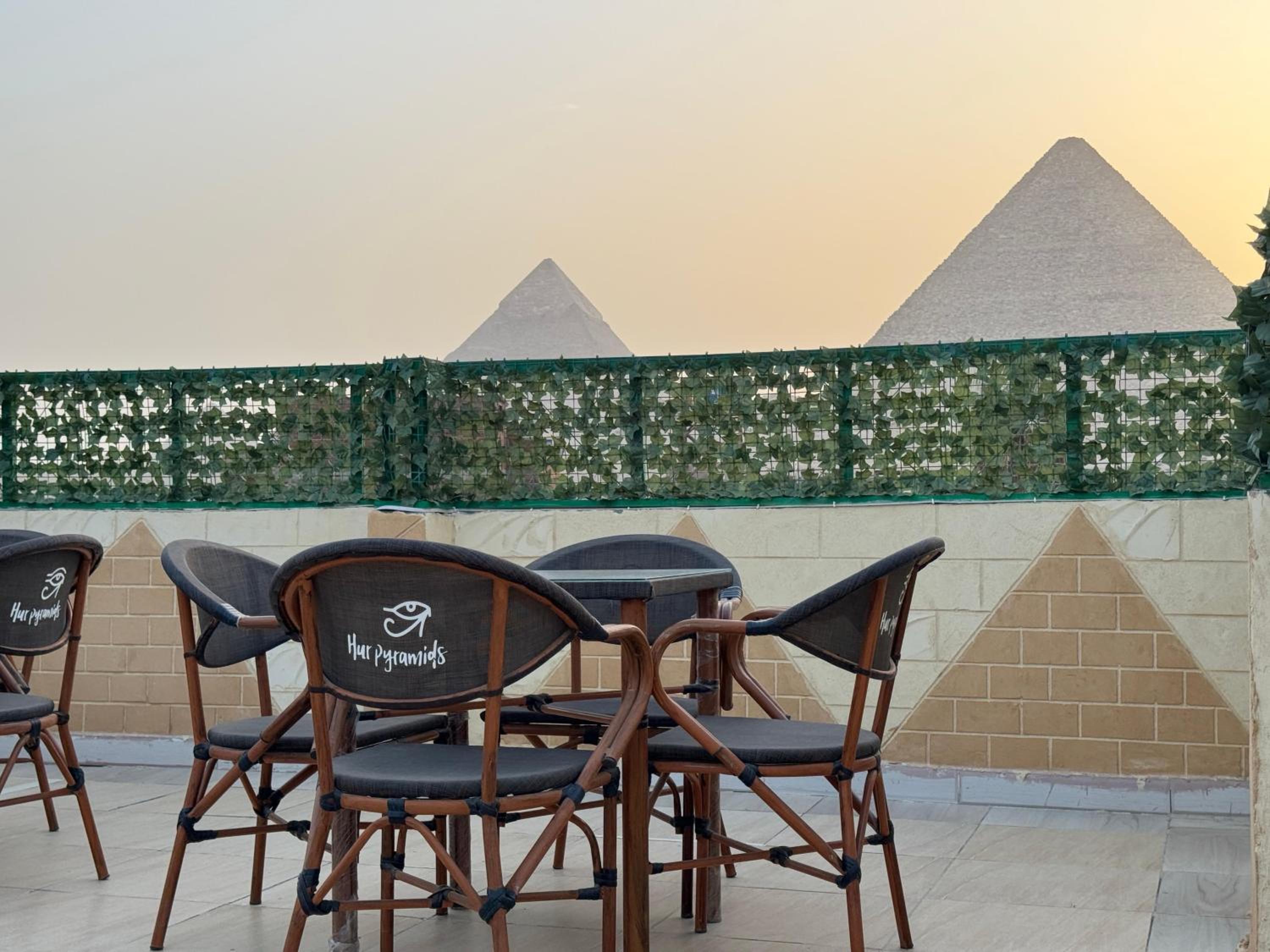 Hur Pyramids land inn