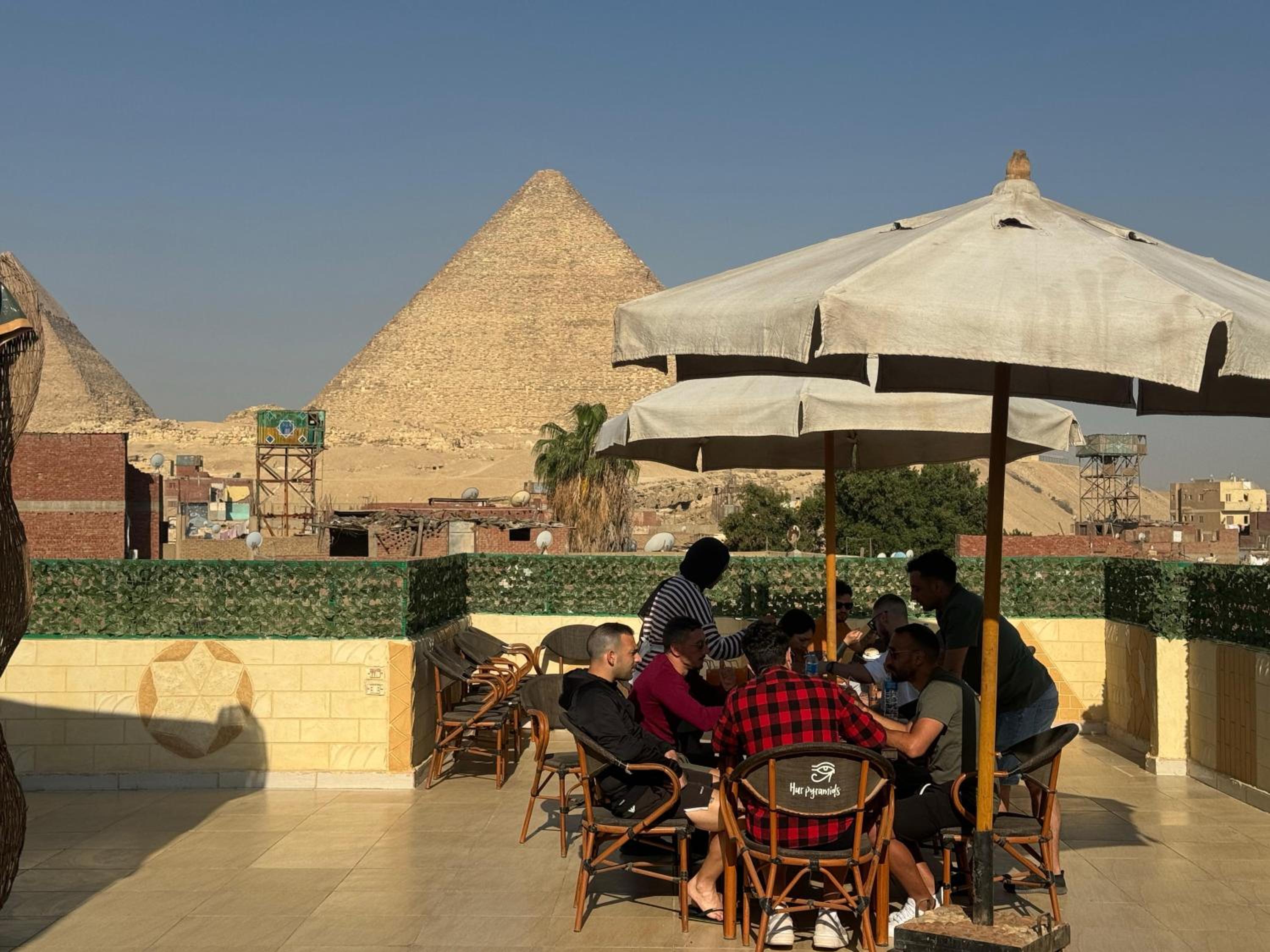 Hur Pyramids land inn