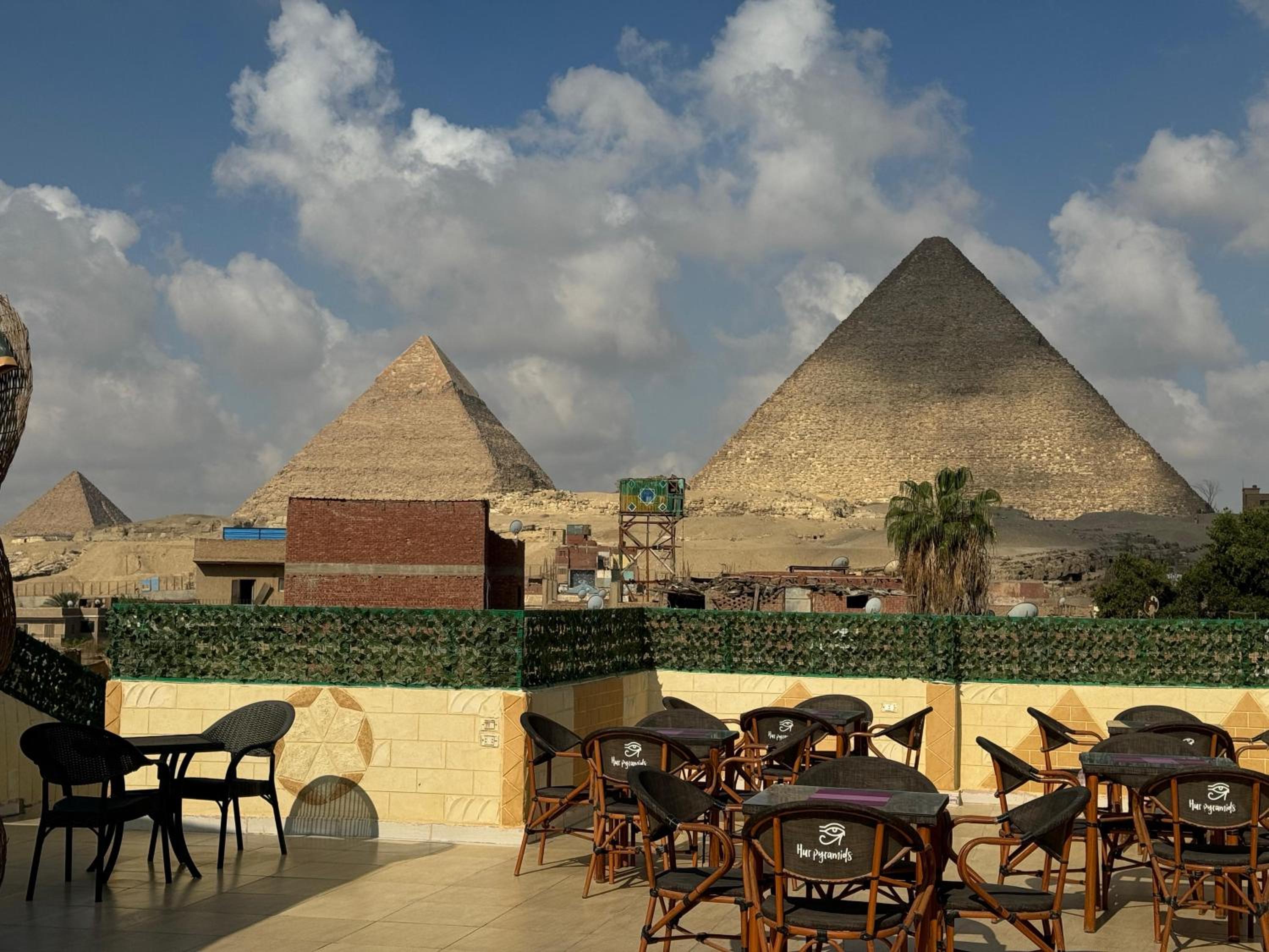 Hur Pyramids land inn