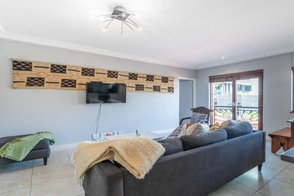 Large 1 Bed Apt Pool Gym Parking Aircon view 4