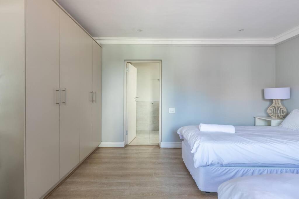 Large 1 Bed Apt Pool Gym Parking Aircon view 5