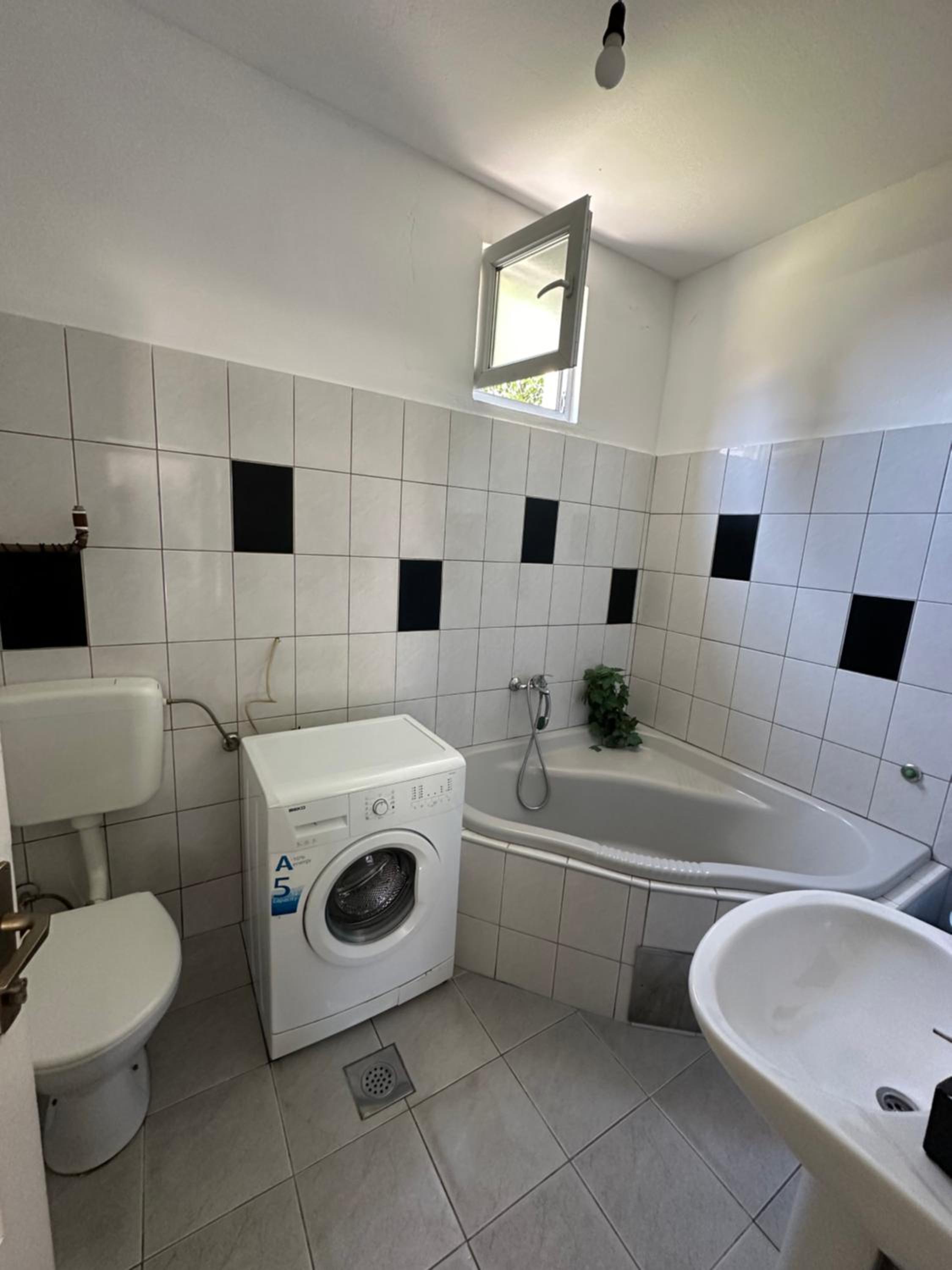 Large Apartment with beautiful Garden 5 minutes away from Airport at Karla Mijića 31