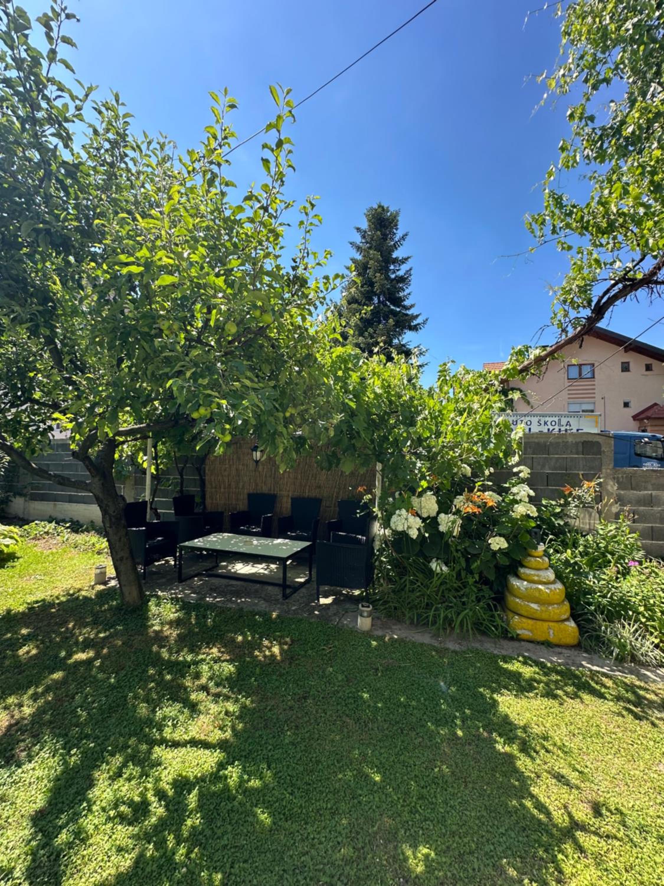 Large Apartment with beautiful Garden 5 minutes away from Airport at Karla Mijića 31