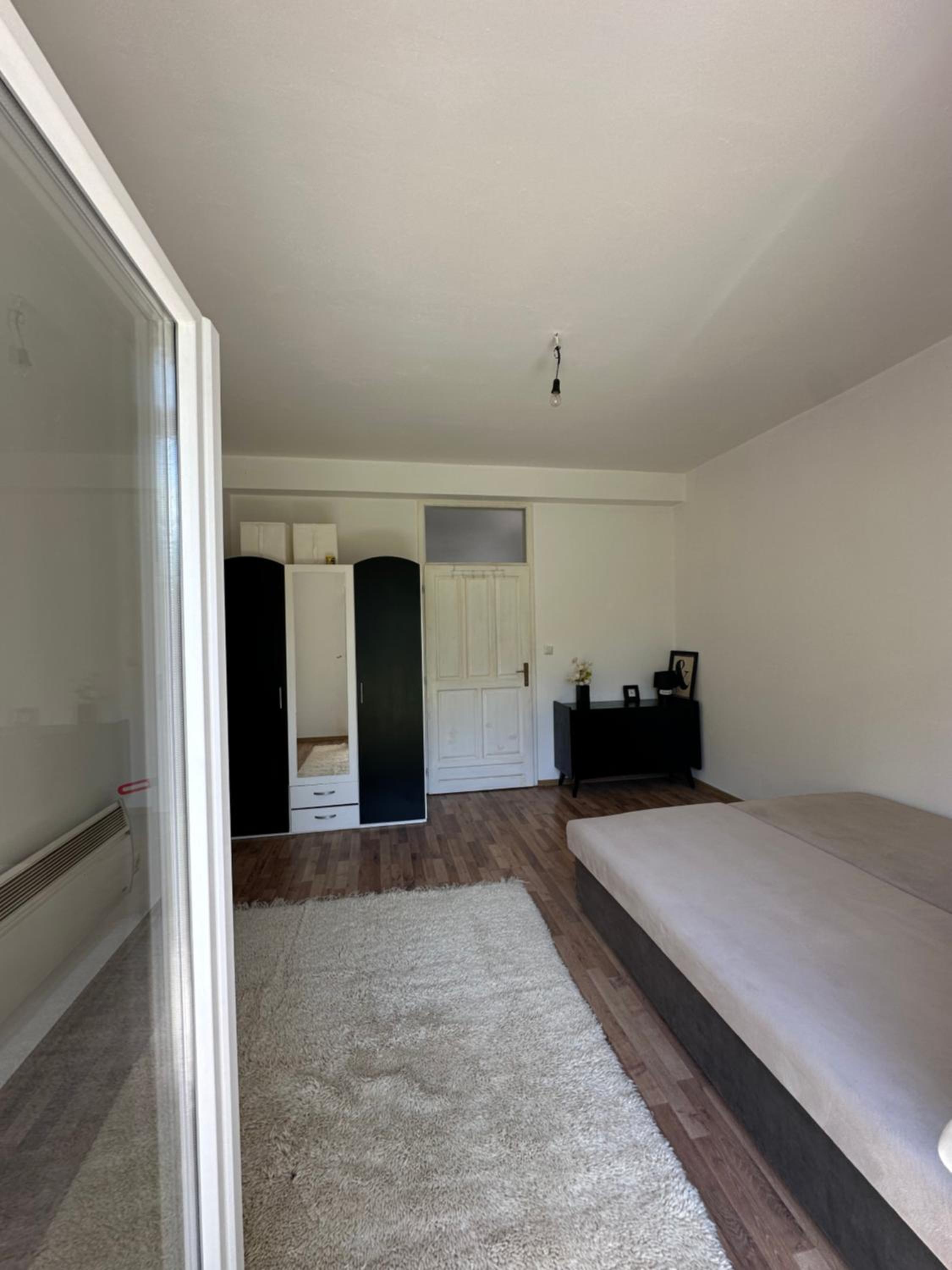 Large Apartment with beautiful Garden 5 minutes away from Airport at Karla Mijića 31