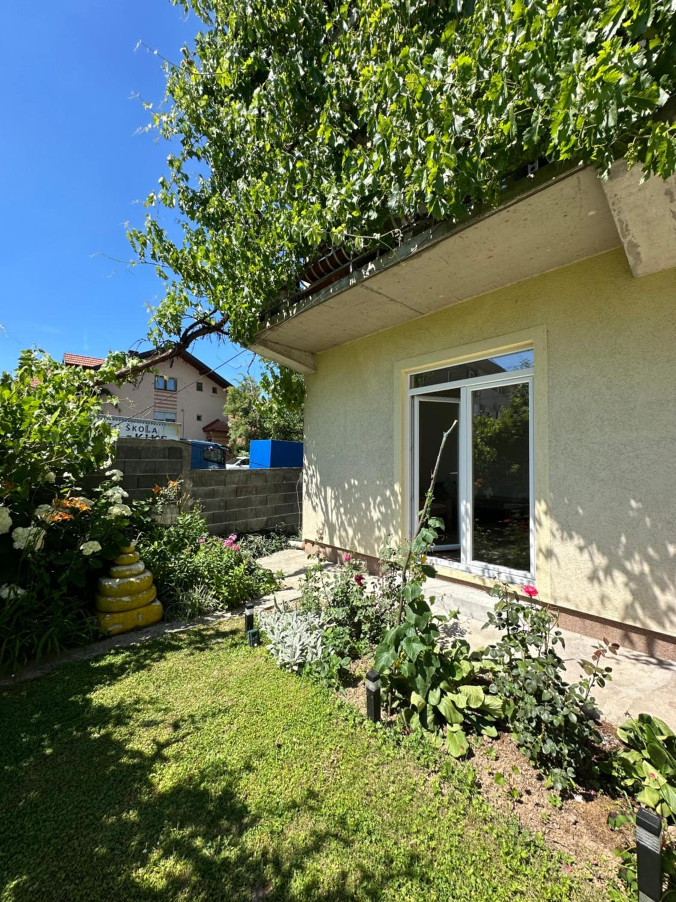 Large Apartment with beautiful Garden 5 minutes away from Airport at Karla Mijića 31