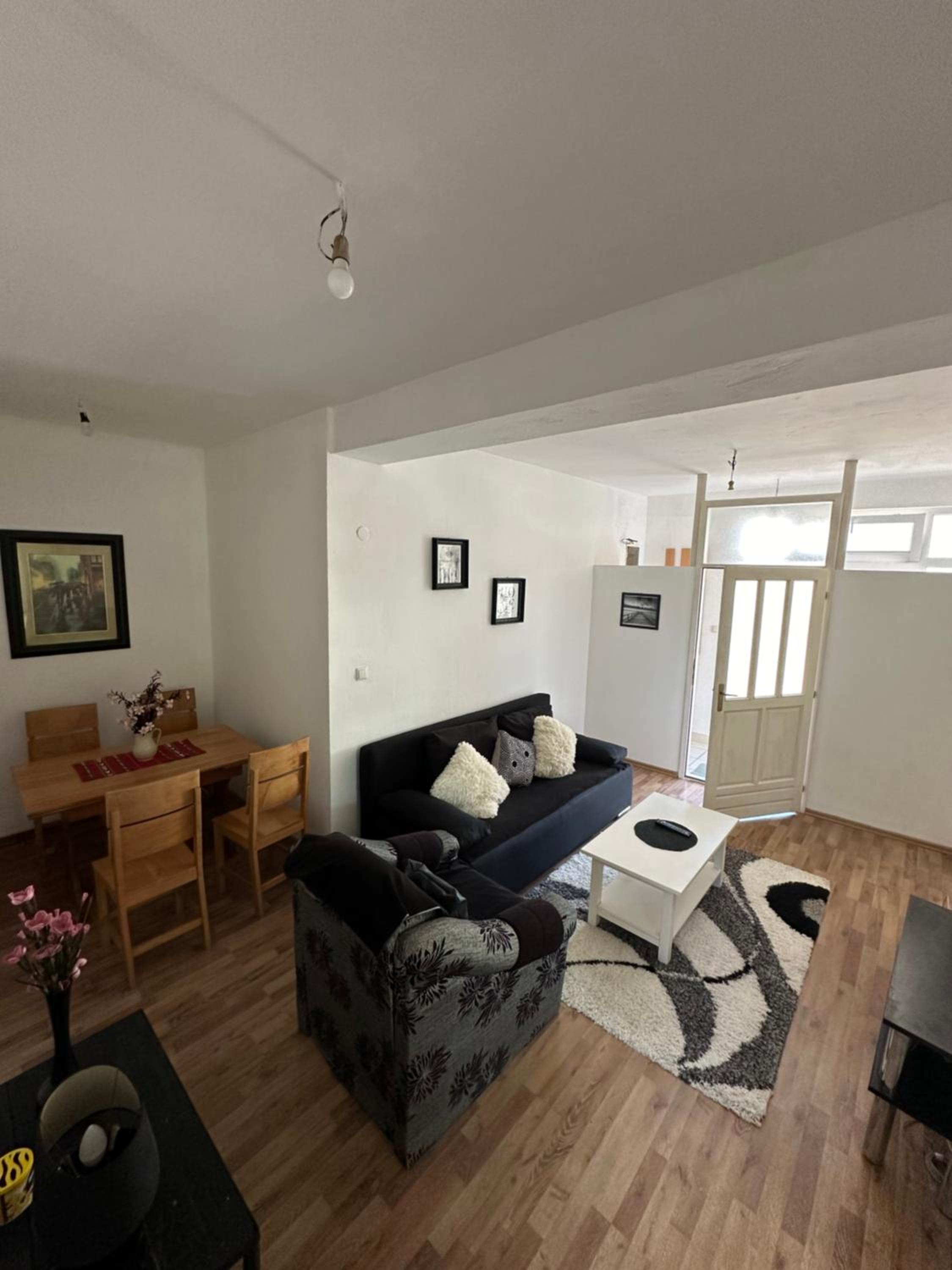 Large Apartment with beautiful Garden 5 minutes away from Airport at Karla Mijića 31