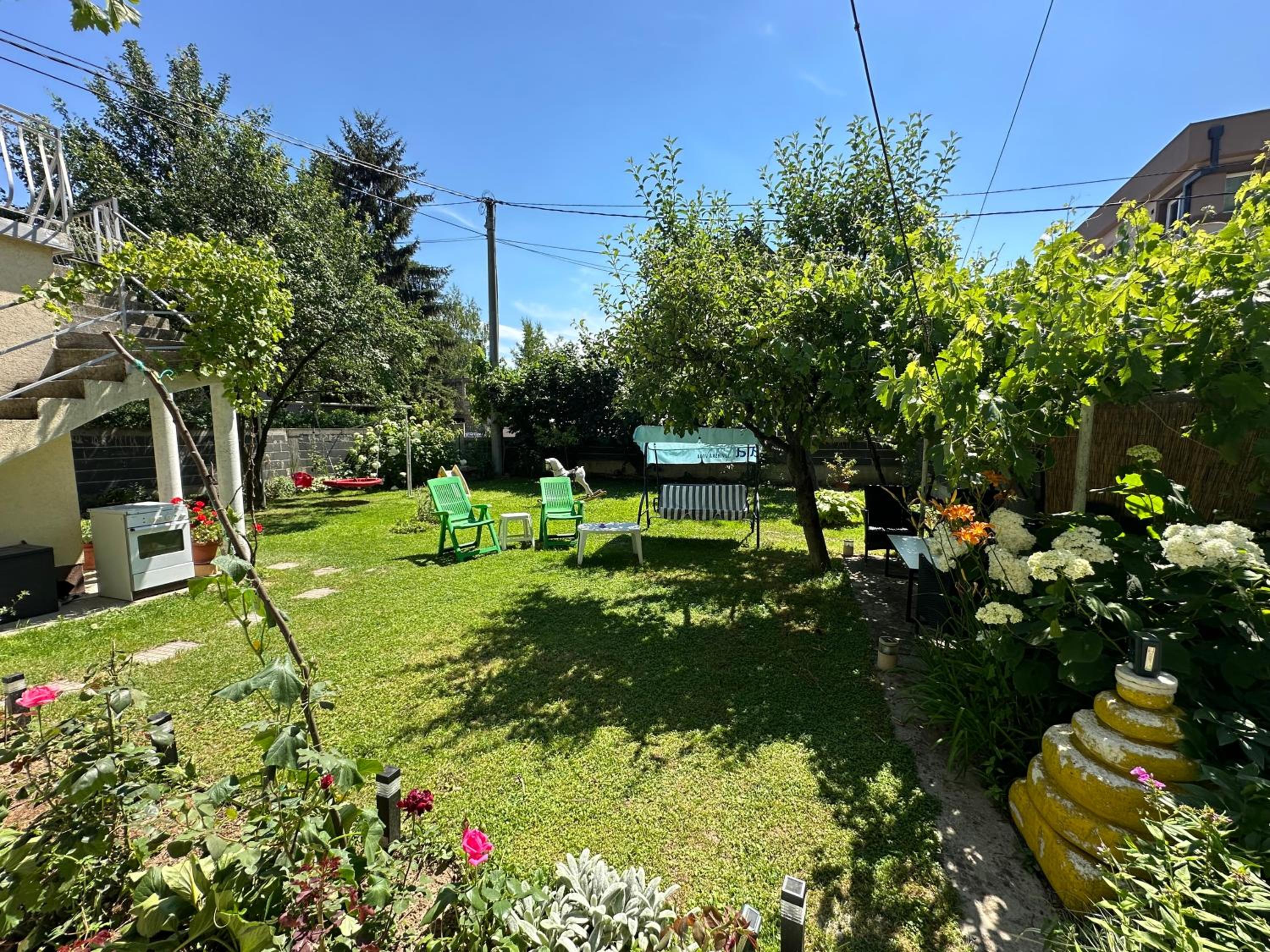 Large Apartment with beautiful Garden 5 minutes away from Airport at Karla Mijića 31