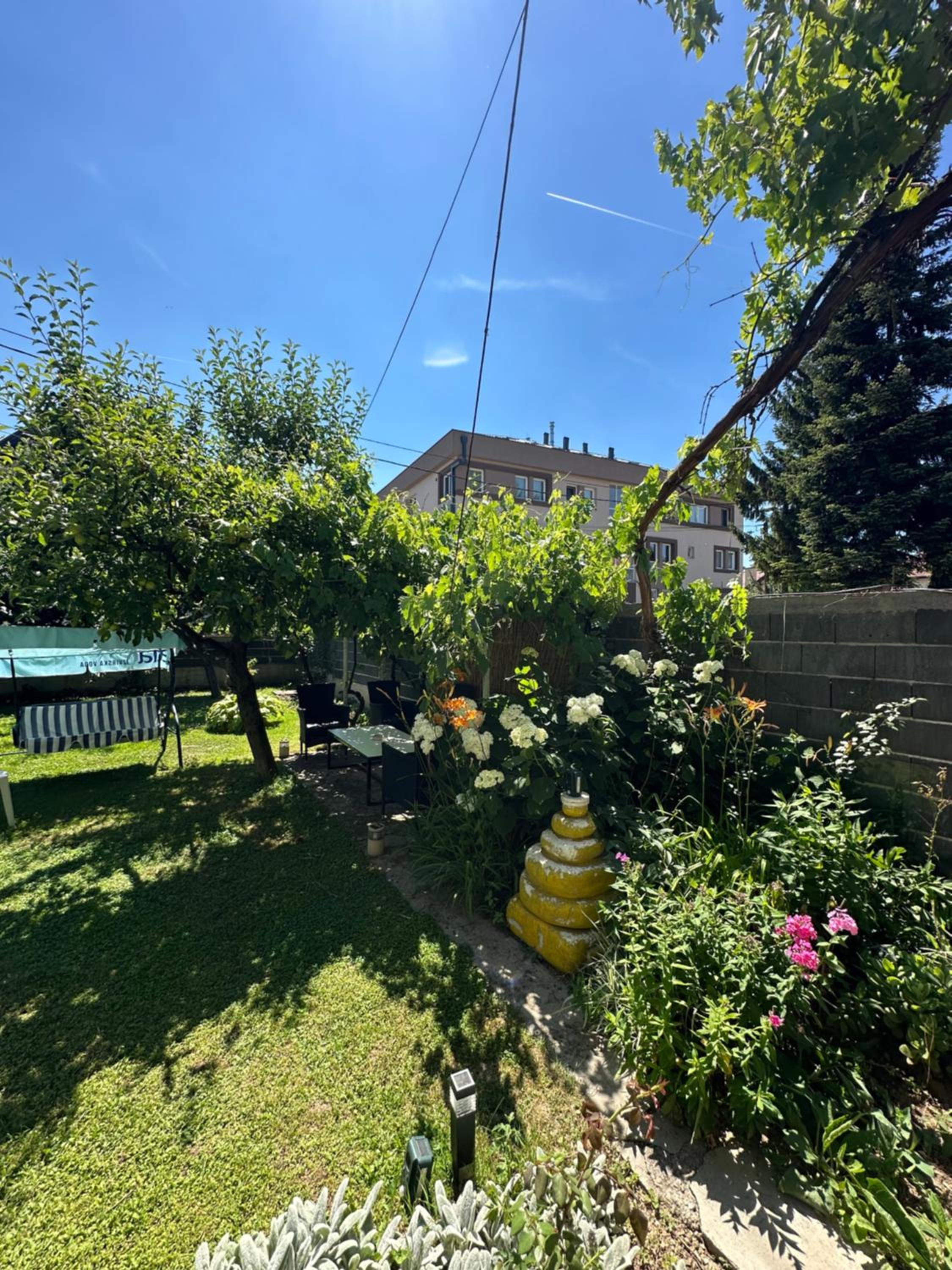 Large Apartment with beautiful Garden 5 minutes away from Airport at Karla Mijića 31