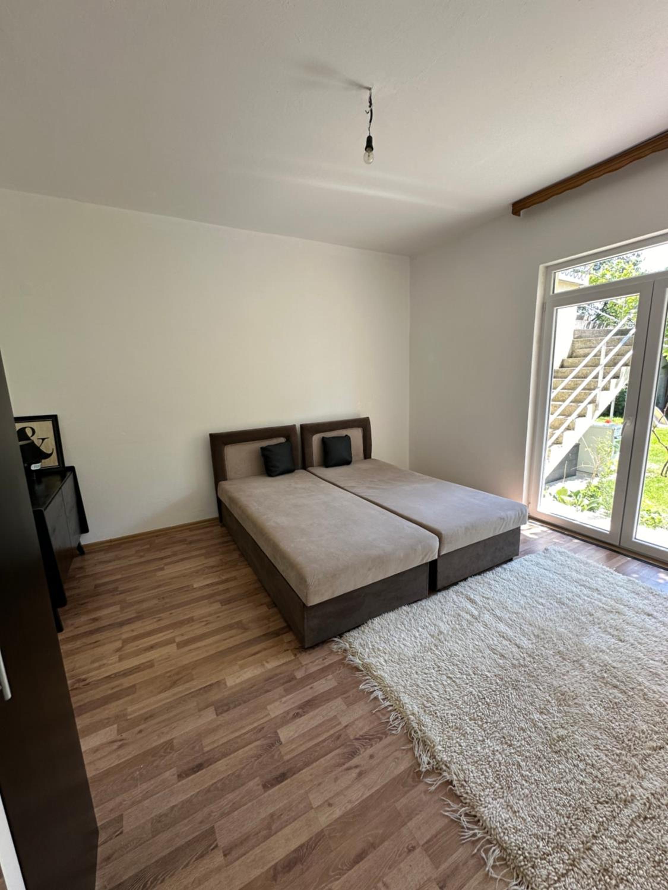 Large Apartment with beautiful Garden 5 minutes away from Airport at Karla Mijića 31