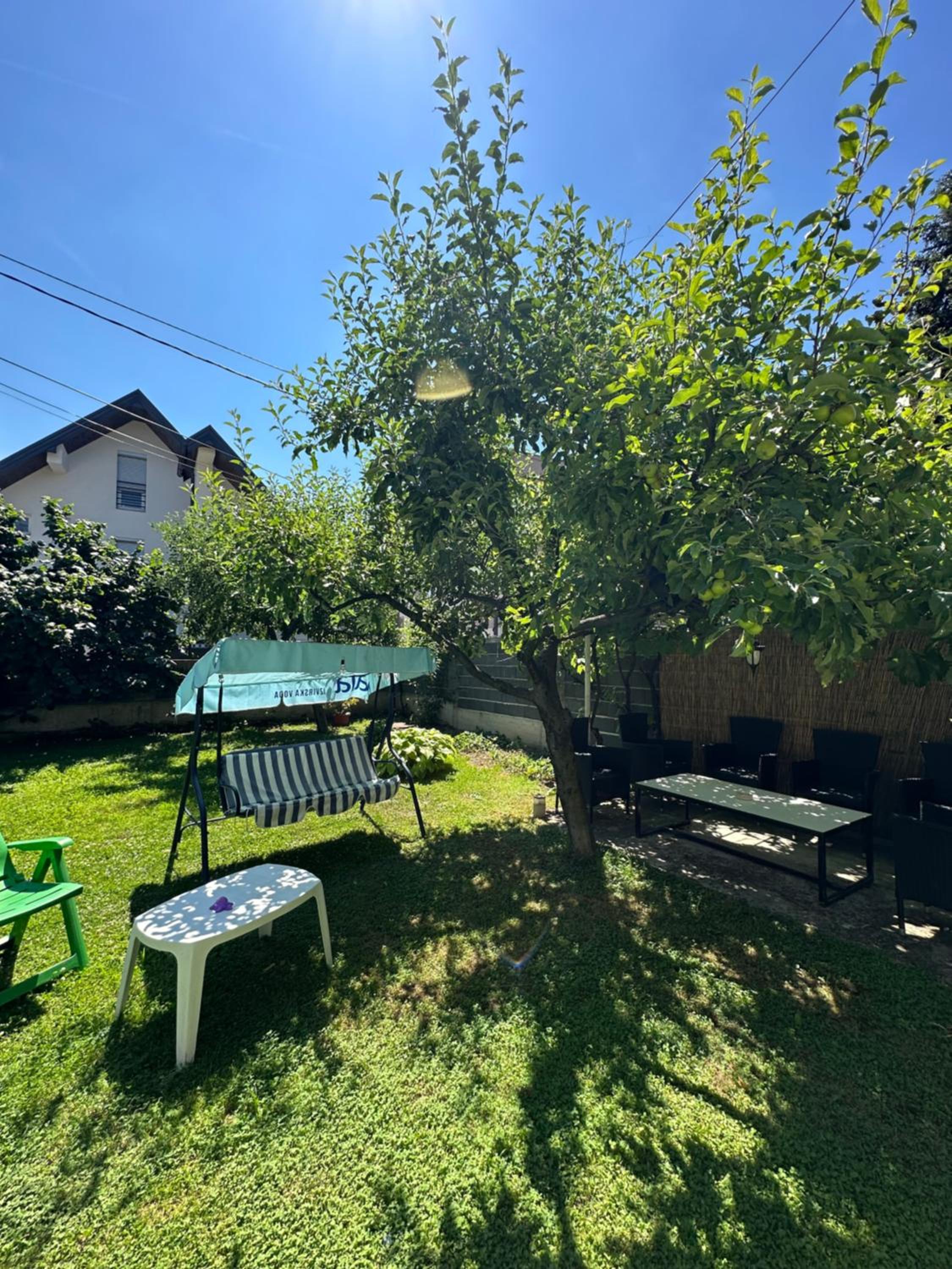 Large Apartment with beautiful Garden 5 minutes away from Airport at Karla Mijića 31