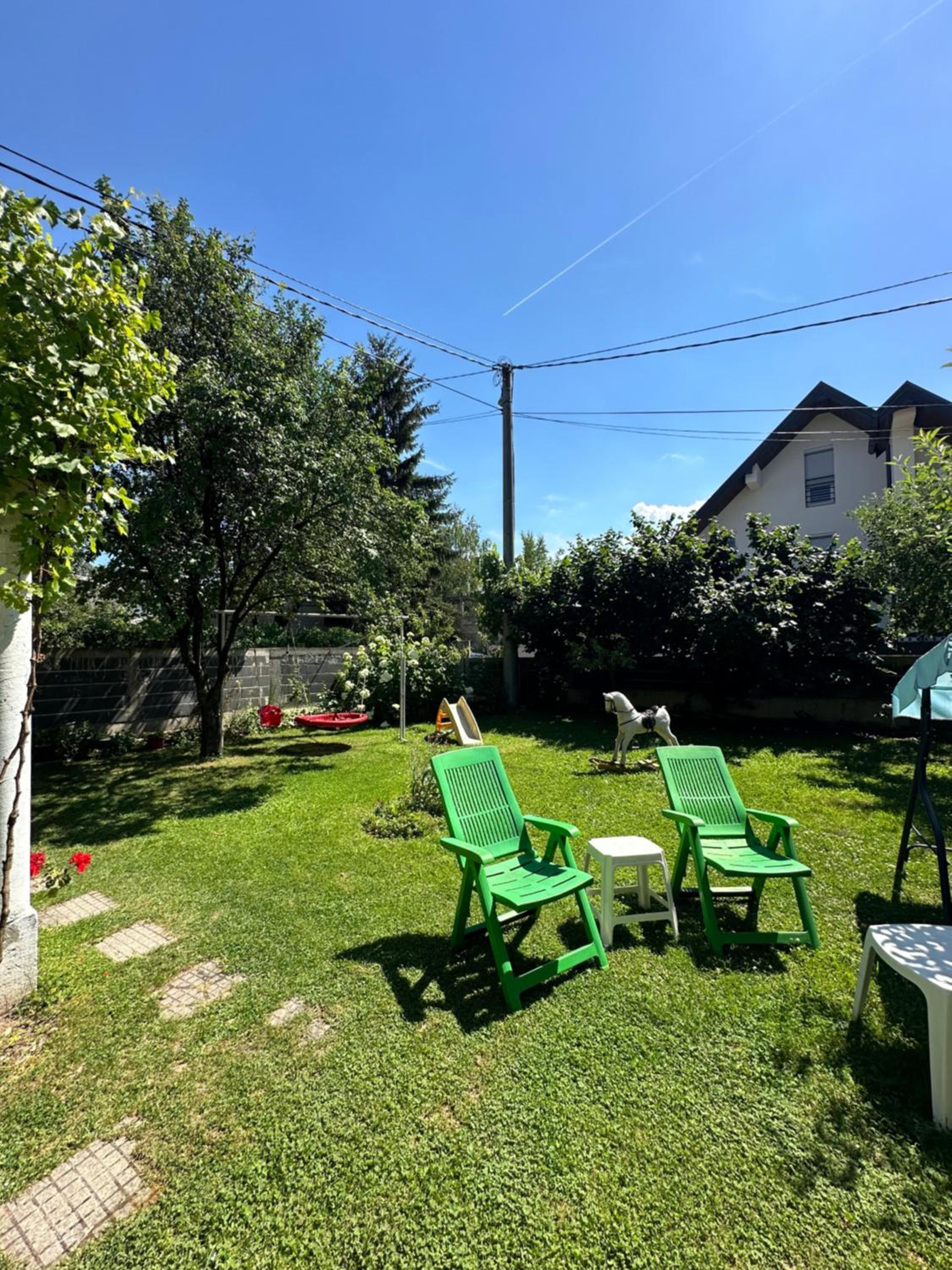 Large Apartment with beautiful Garden 5 minutes away from Airport at Karla Mijića 31
