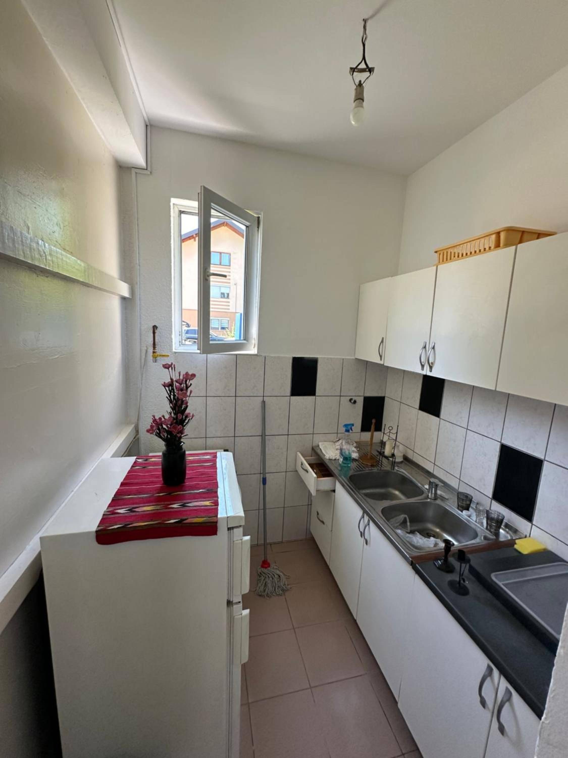 Large Apartment with beautiful Garden 5 minutes away from Airport at Karla Mijića 31