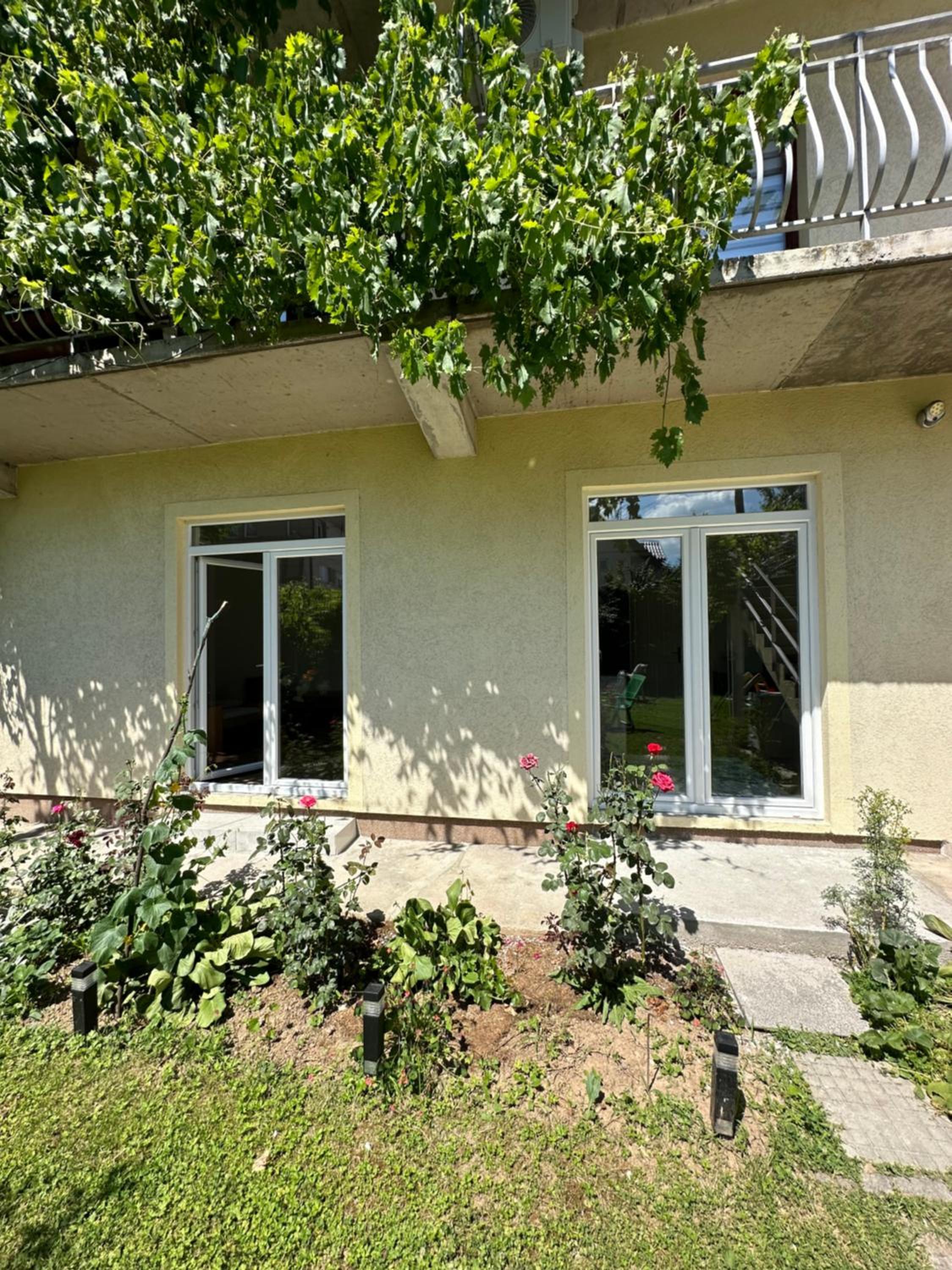 Large Apartment with beautiful Garden 5 minutes away from Airport at Karla Mijića 31