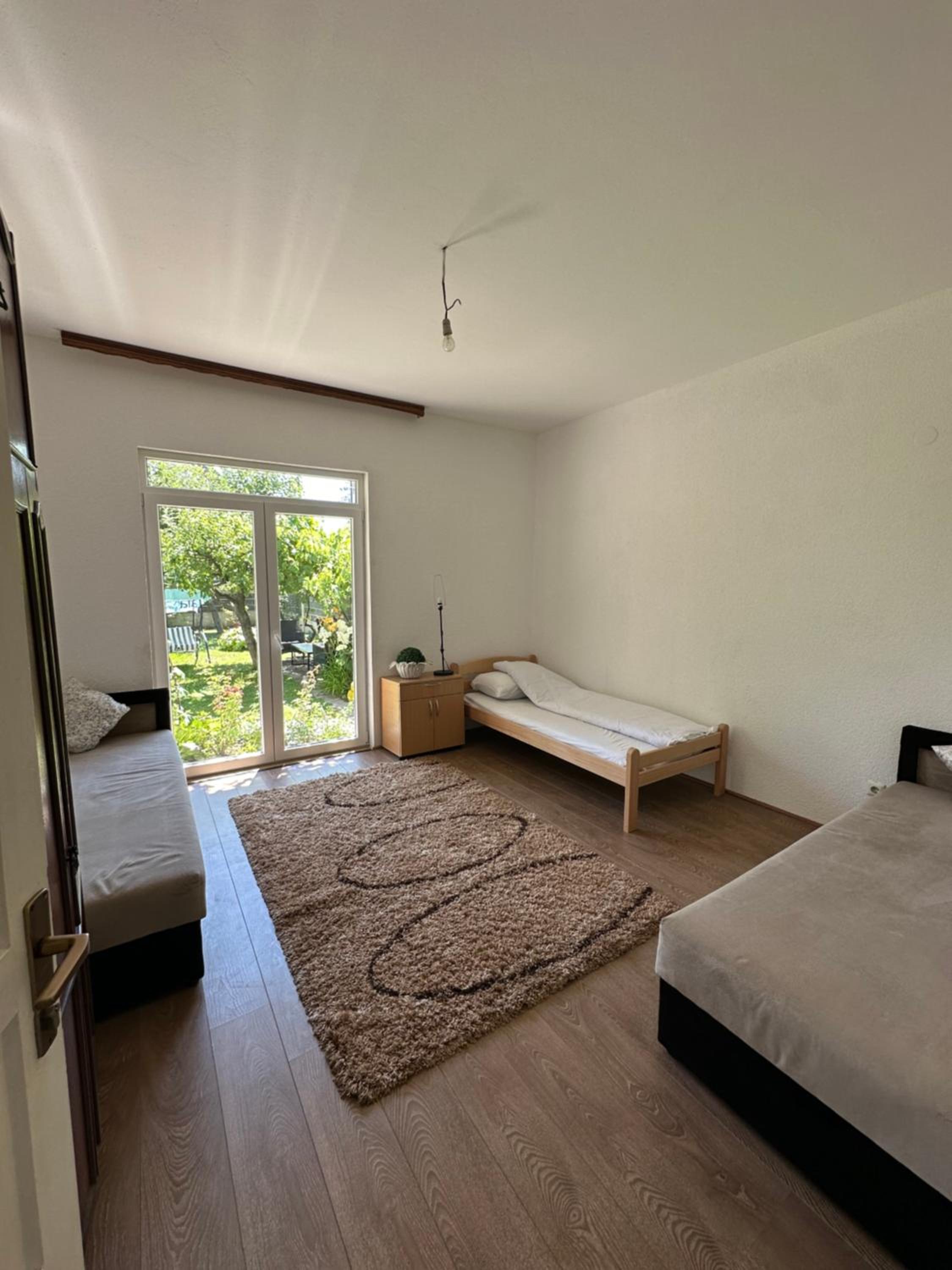 Large Apartment with beautiful Garden 5 minutes away from Airport at Karla Mijića 31
