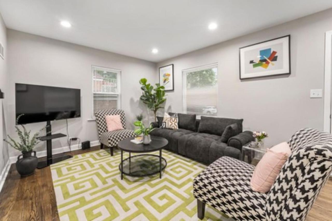Modern Pop Art Decor Grill Games Broadview IL 3 bdrm House - Property Image 24