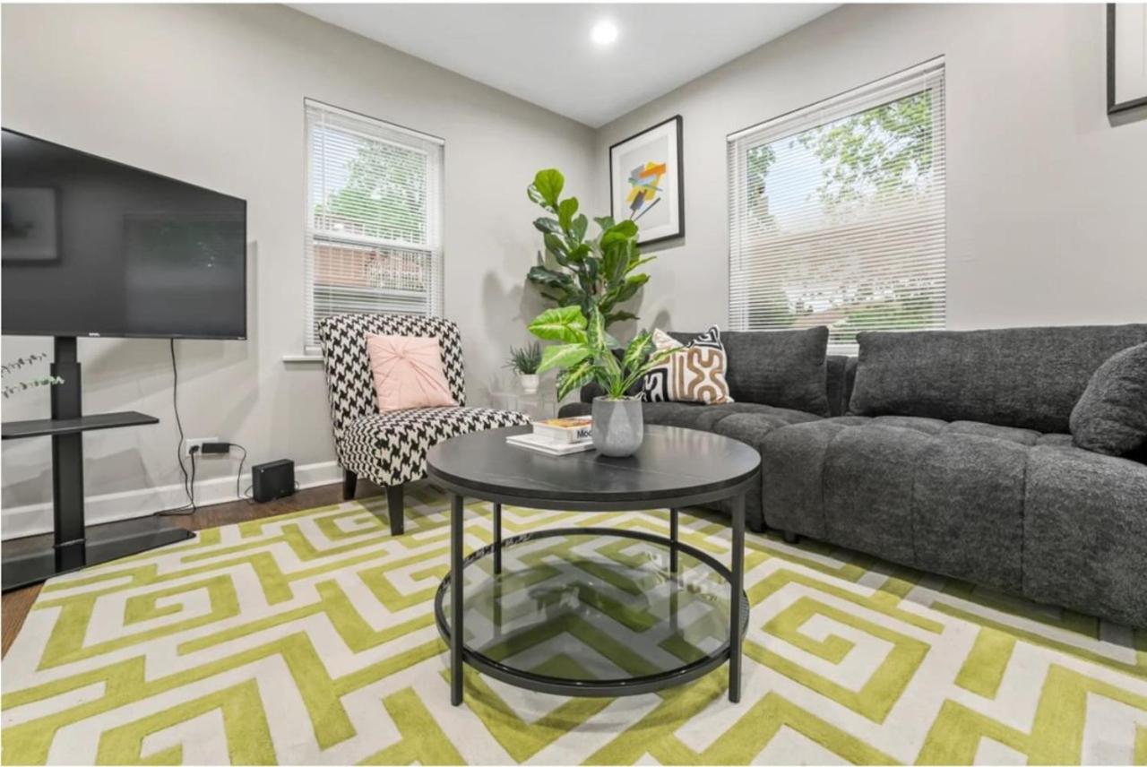 Modern Pop Art Decor Grill Games Broadview IL 3 bdrm House - Property Image 20