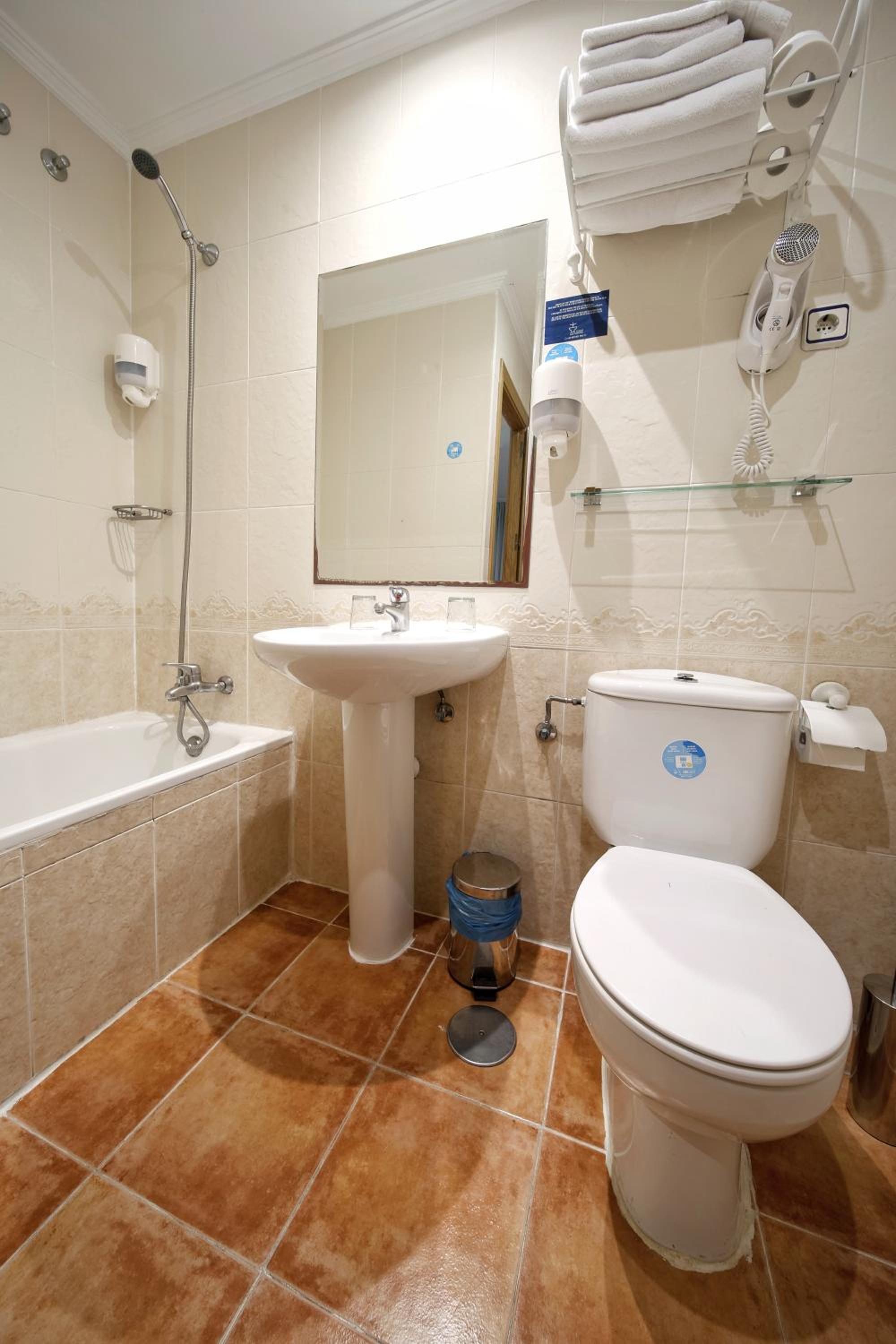 Hostal Las Fuentes - Image 2