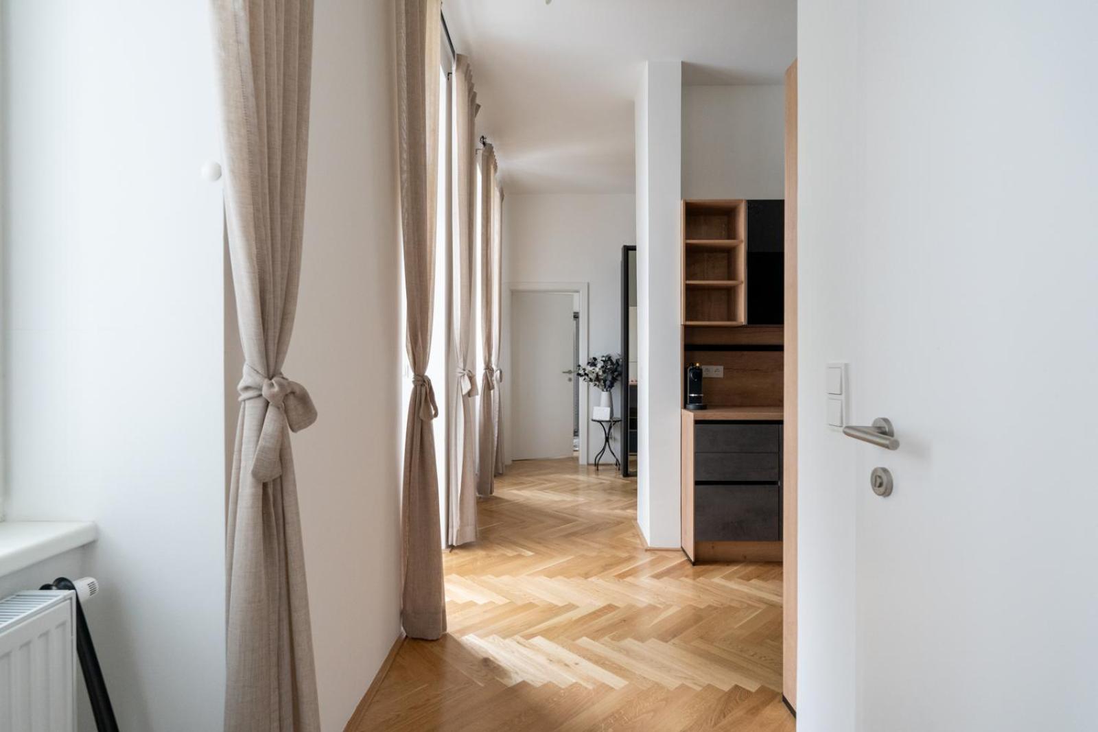 Luxurious Viennese Old Style Apartment