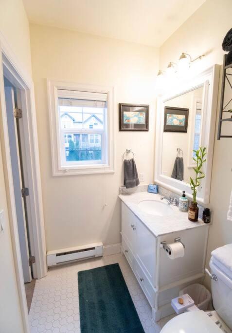 Adorable Cozy House with Compact Parking and Loft! view 3