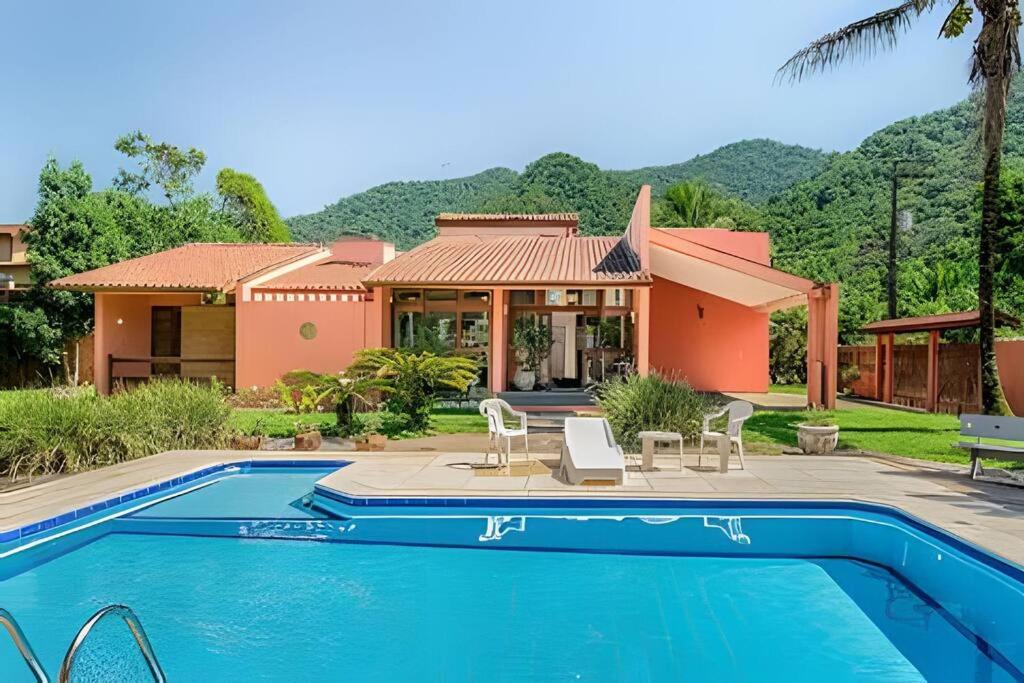 Casa com piscina em Ubatuba H1