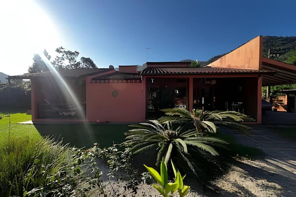 Casa com piscina em Ubatuba H1