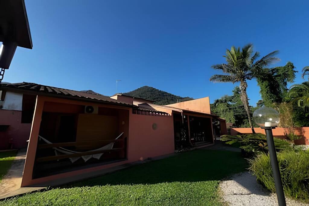Casa com piscina em Ubatuba H1