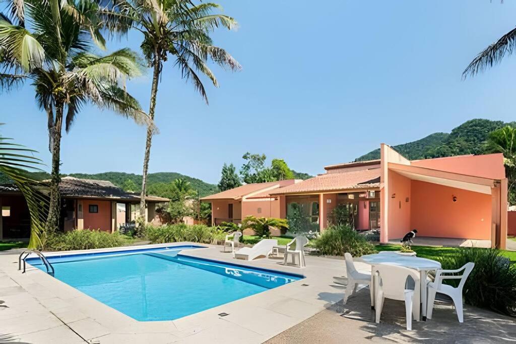 Casa com piscina em Ubatuba H1