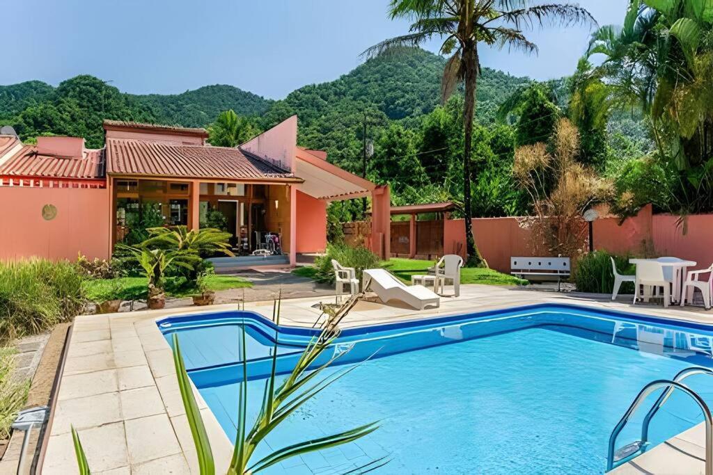 Casa com piscina em Ubatuba H1