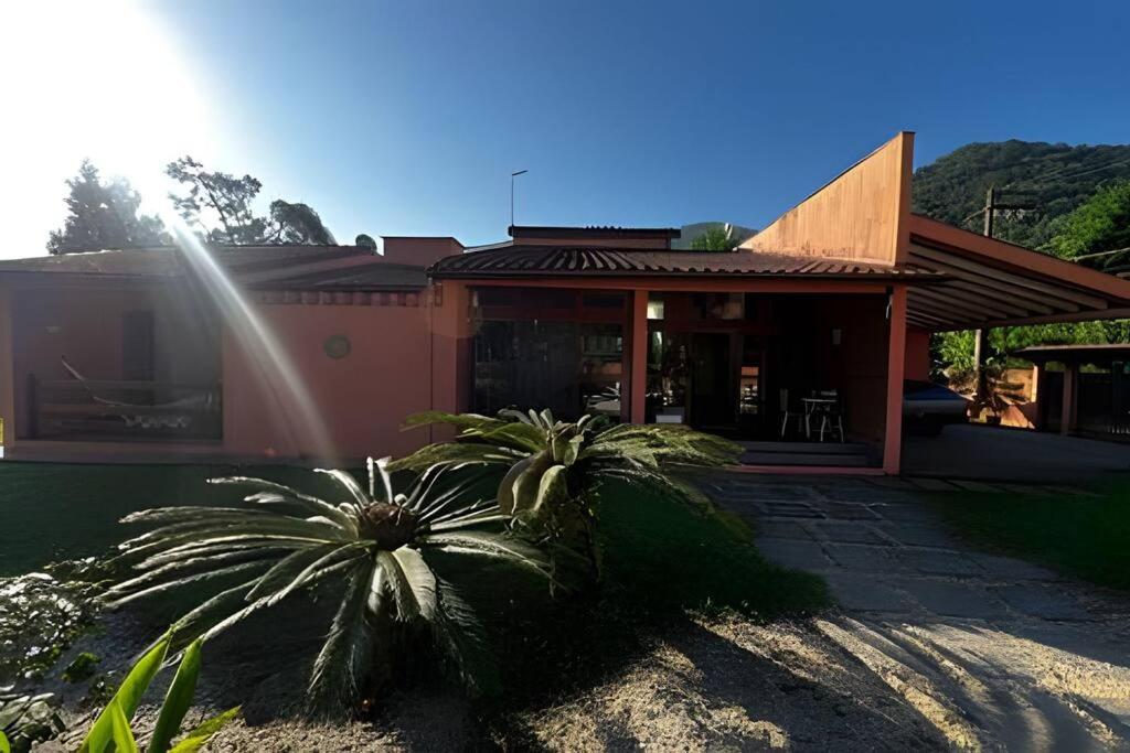 Casa com piscina em Ubatuba H1