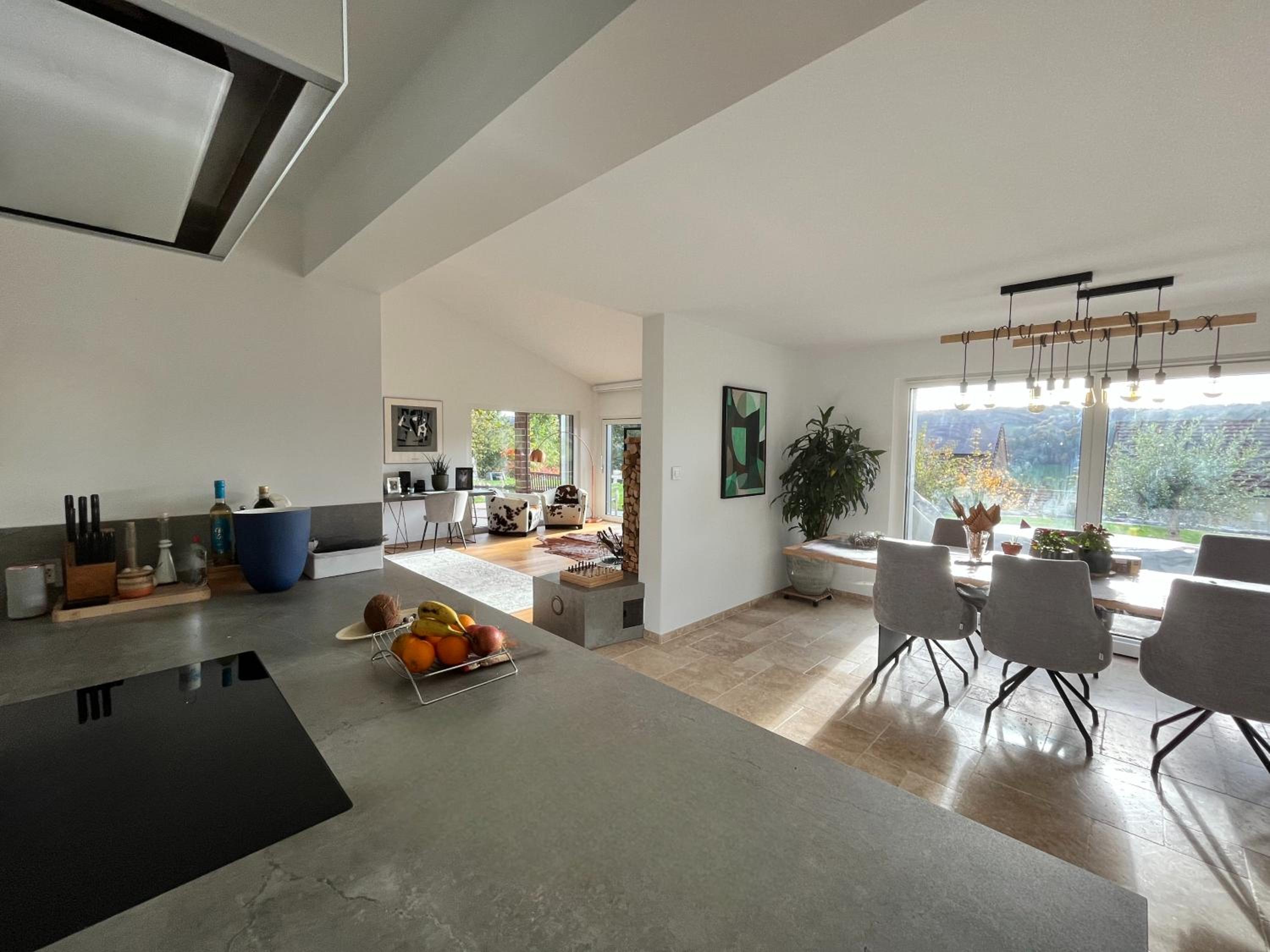 High-End-Haus mit Garten und Extras