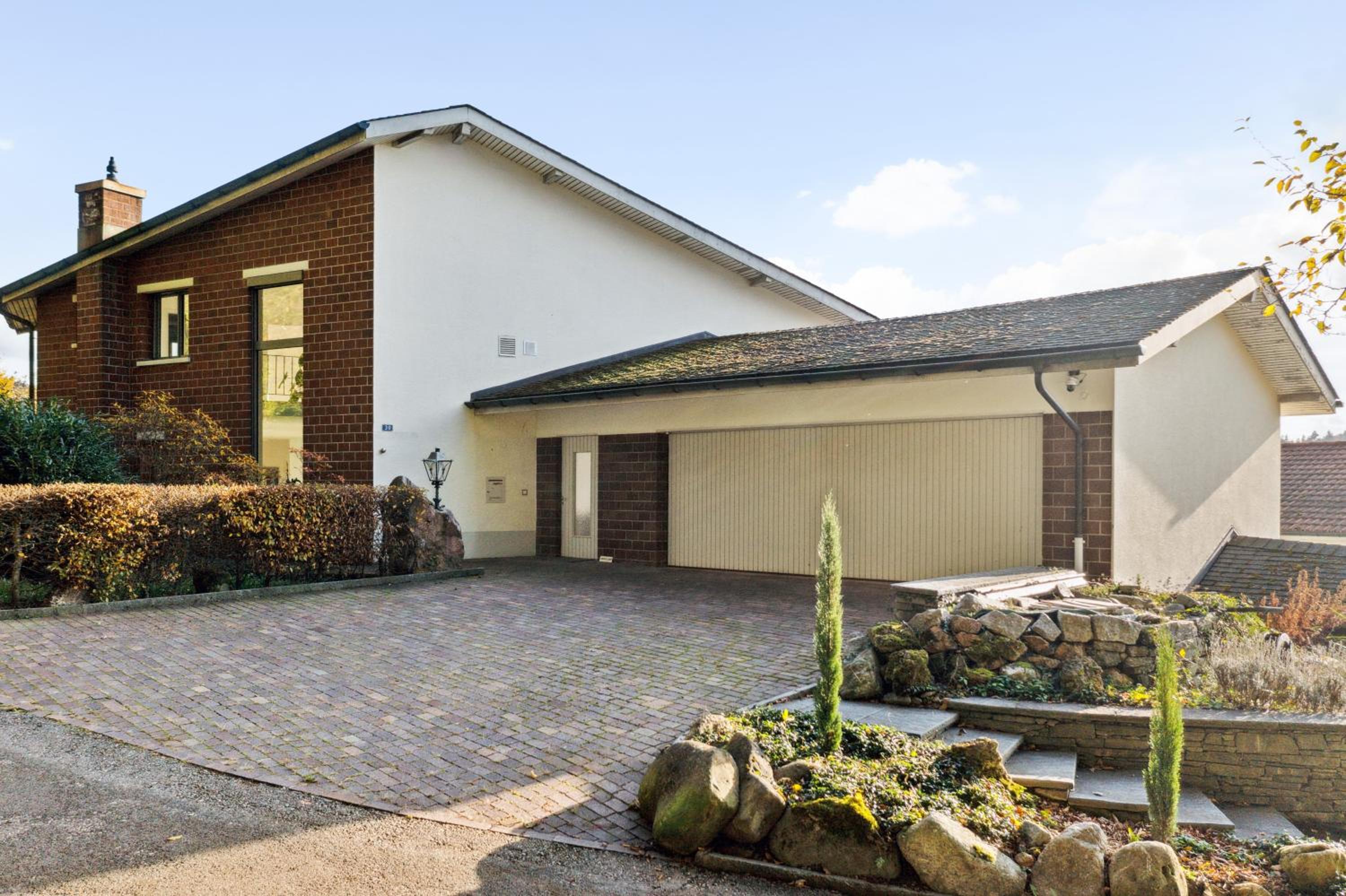 High-End-Haus mit Garten und Extras